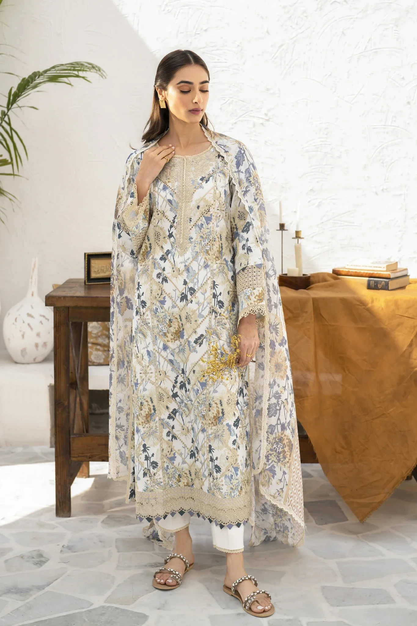 Aabyaan Shezlin Chikankari Lawn – ALISHA (AR-01) - Image 2