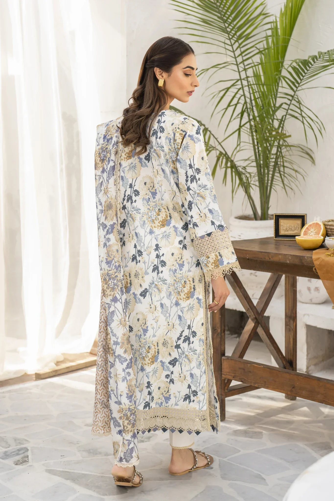Aabyaan Shezlin Chikankari Lawn – ALISHA (AR-01) - Image 3