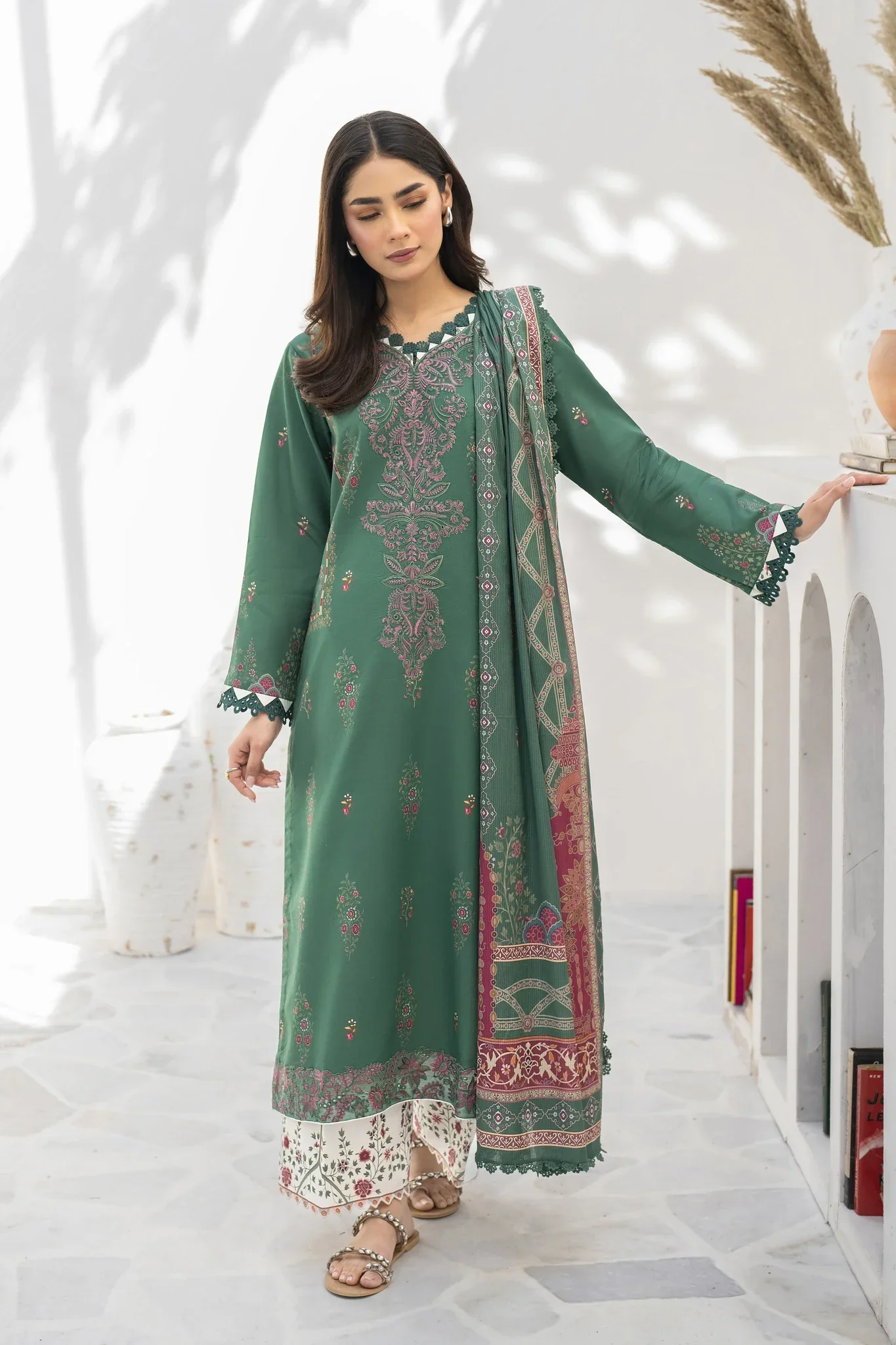 Aabyaan Shezlin Chikankari Lawn – ESHAAL (AR-08)