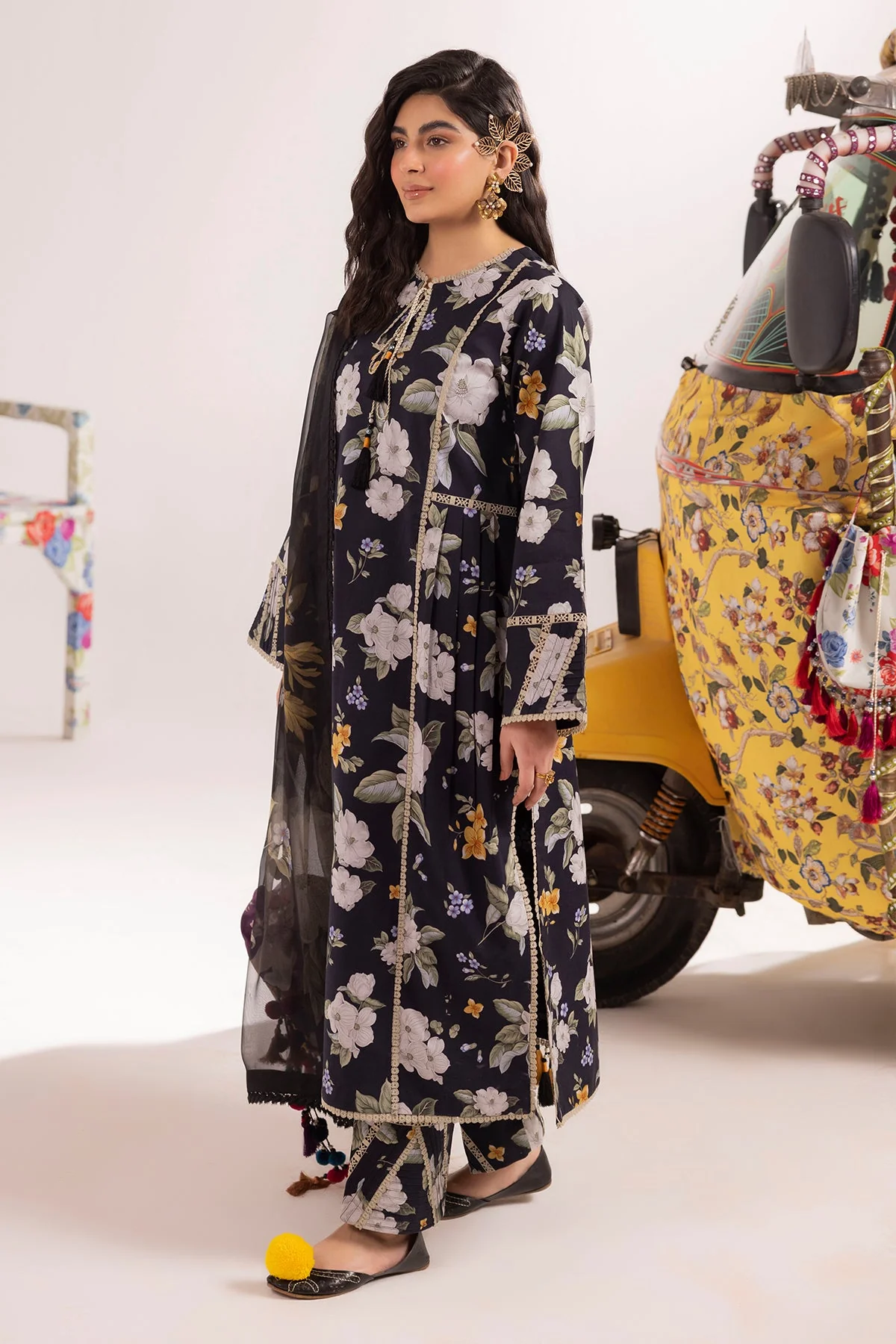 Alizeh Sheen Spring Prints Lawn – FLORA- 3PC SUIT - Image 4
