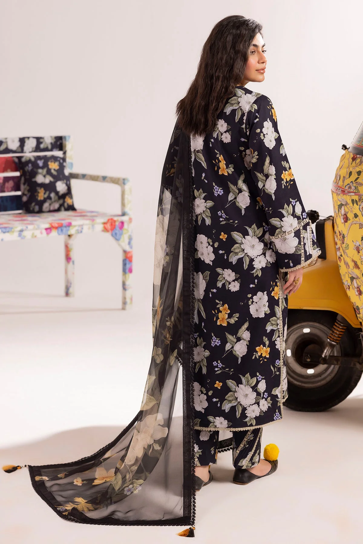 Alizeh Sheen Spring Prints Lawn – FLORA- 3PC SUIT - Image 5