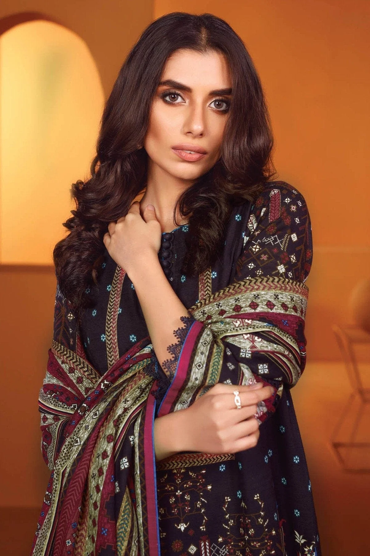 AlKaram Winter Collection โ Three Piece Printed Khaddar Suit With Printed Khaddar Dupatta โ FW-39.1-20-Black - Image 4