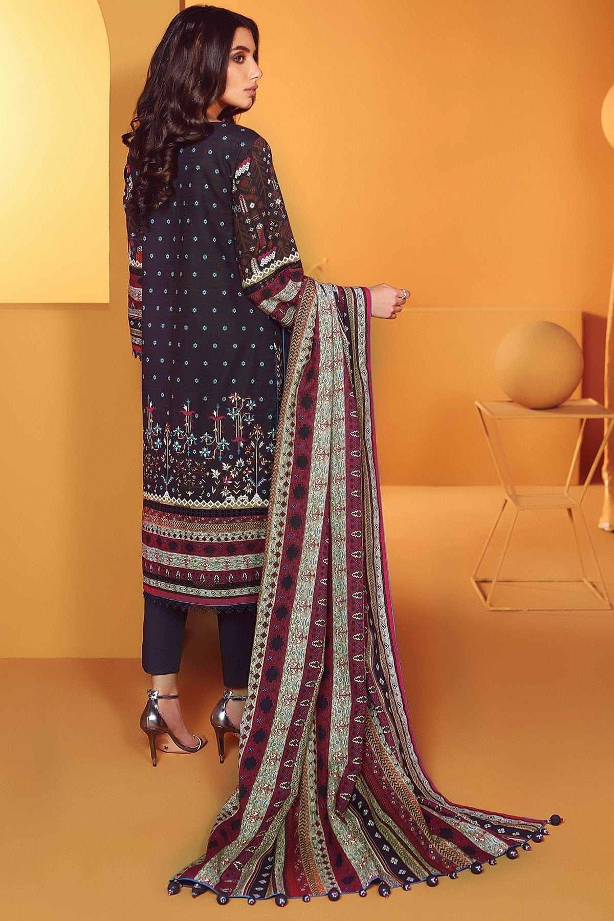 AlKaram Winter Collection โ Three Piece Printed Khaddar Suit With Printed Khaddar Dupatta โ FW-39.1-20-Black - Image 5