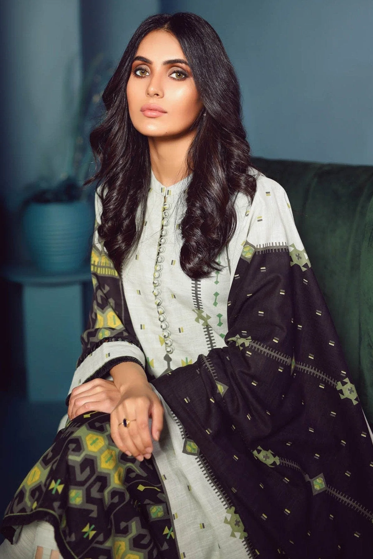 AlKaram Winter Collection โ Three Piece Printed Khaddar Suit With Printed Khaddar Dupatta โ FW-43-20-Black - Image 3