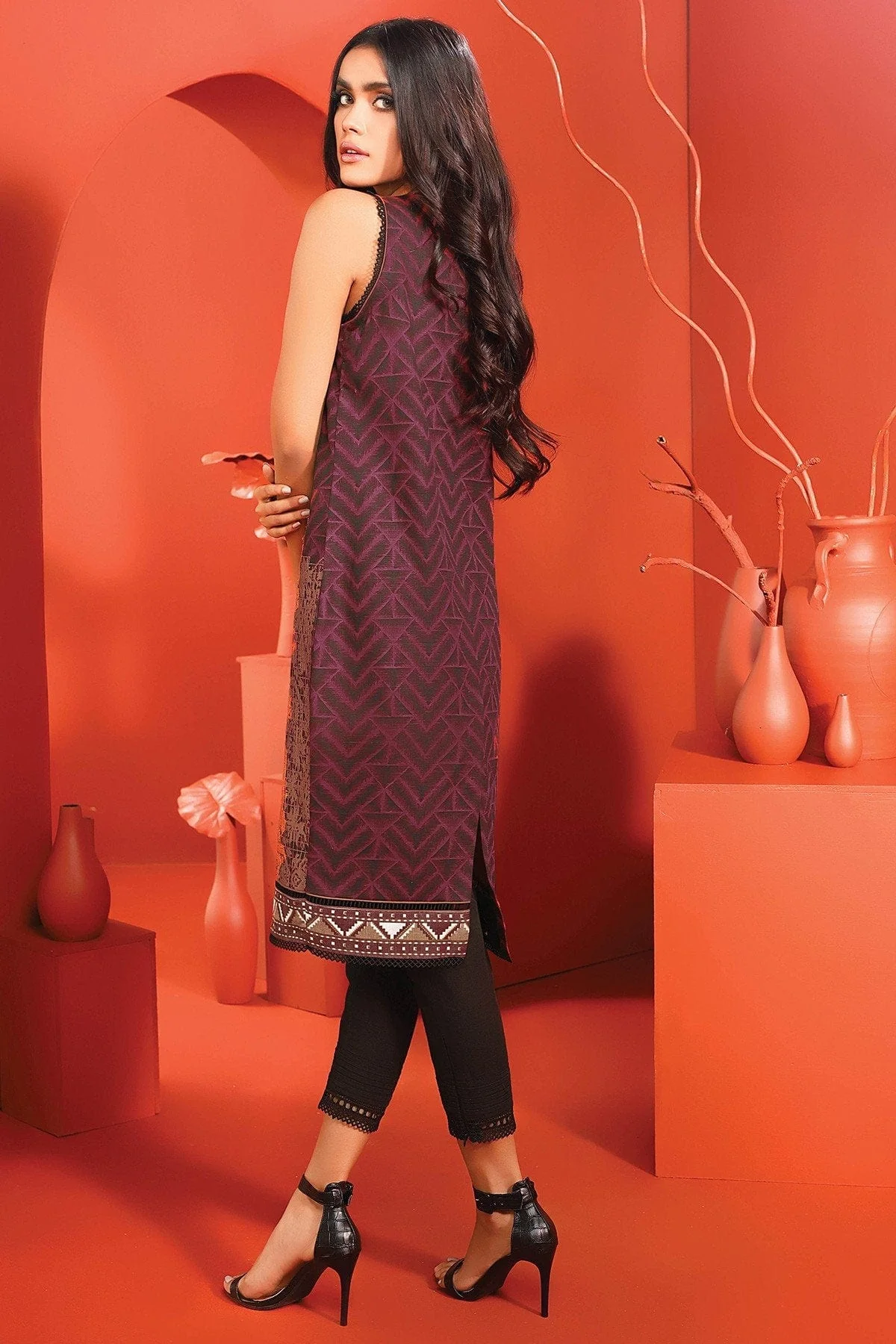 AlKaram Winter Collection โ Two Piece Embroidered Khaadar Suit With Dyed Khaddar Trouser โ FW-21.1-20-Black - Image 2