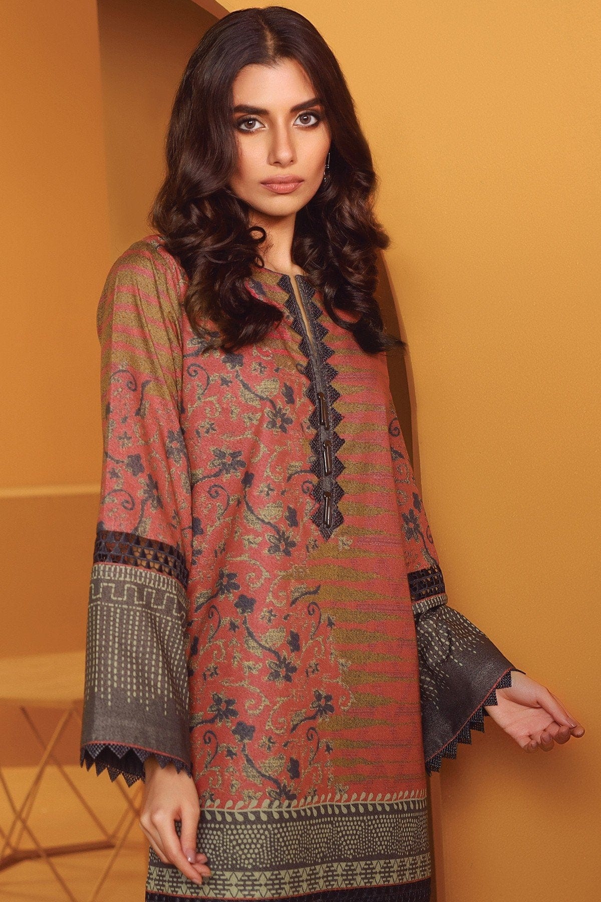AlKaram Winter Collection โ Two Piece Printed Karandi Suit With Dyed Karandi Trouser โ FW-24.1-20-Maroon - Image 3