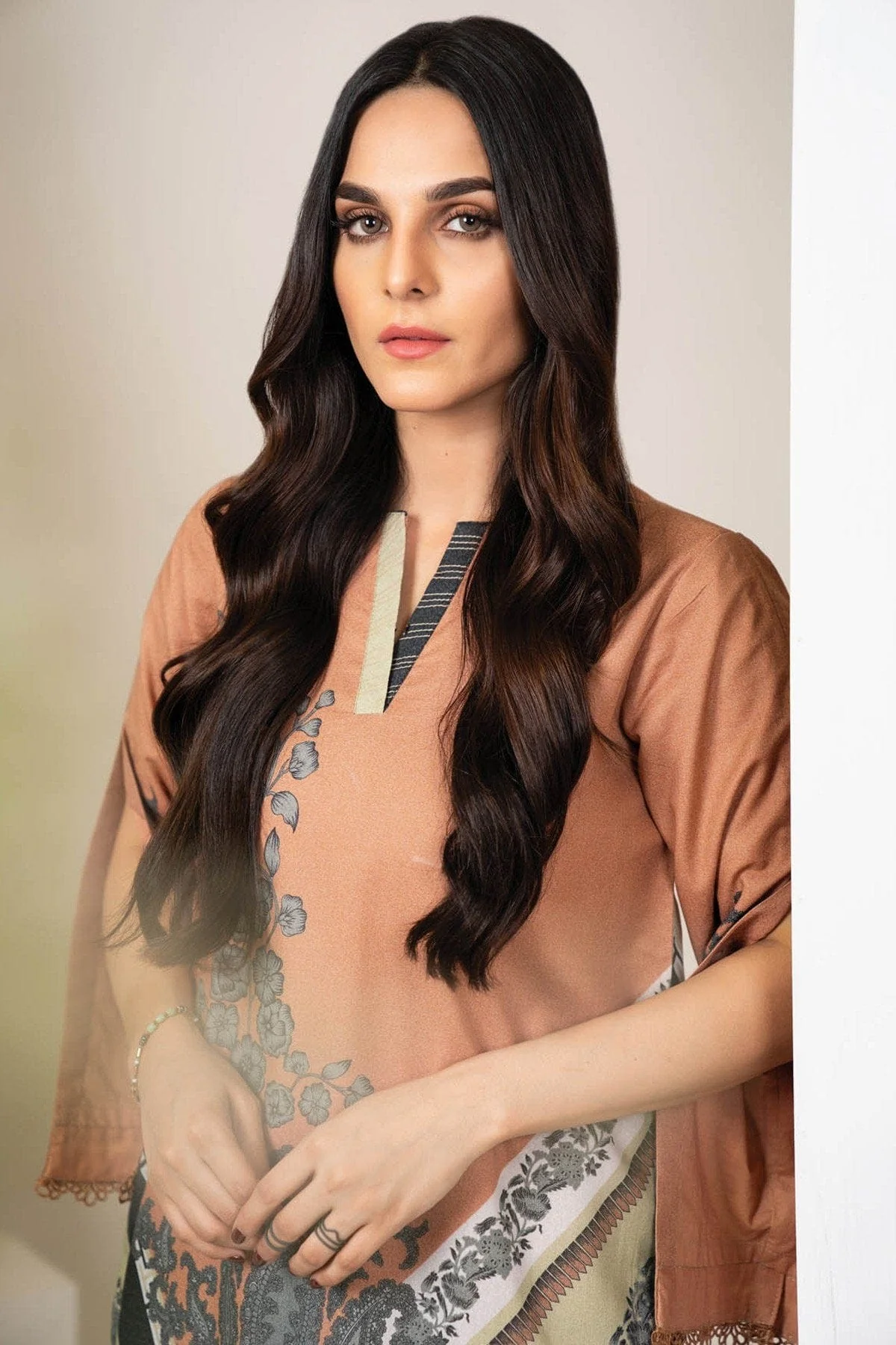 AlKaram Winter Collection โ Two Piece Printed Karandi Suit With Dyed Karandi Trouser โ FW-36-20-Peach - Image 4