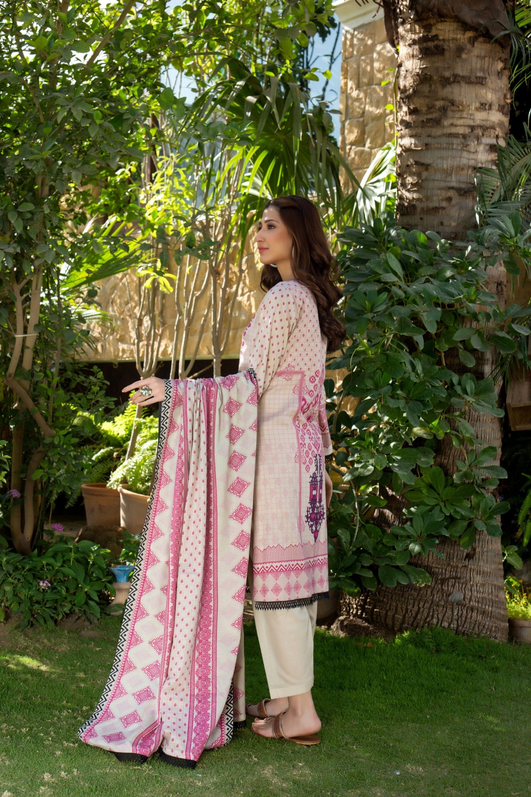 Erum Misha Printed Lawn Collection Vol-5 – EMLV5-9 - Image 5