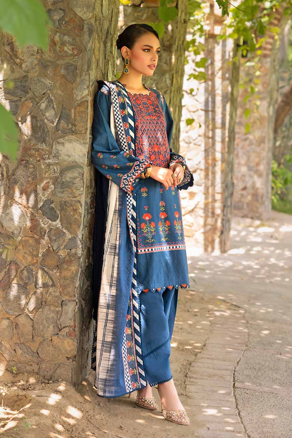 Gul Ahmed 2023 – 2PC Embroidered Cambric Suit with Digital Printed Lawn Dupatta TCE-32002 - Image 3