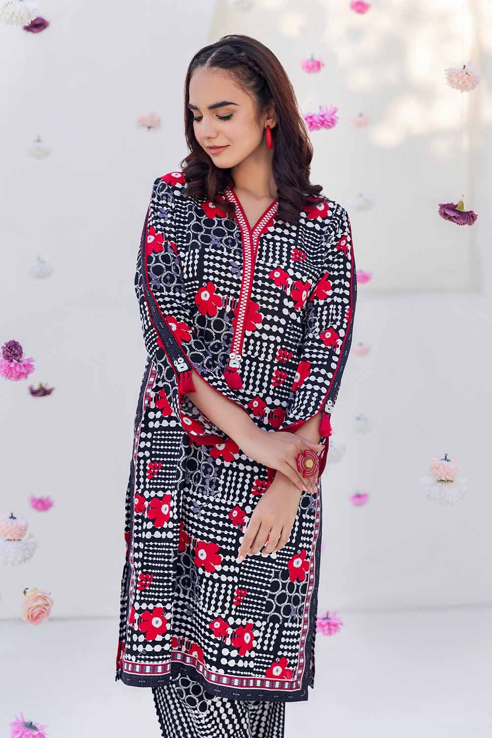 Gul Ahmed Pre-Fall – 2PC Printed Cambric Suit TCN-32001 - Image 2