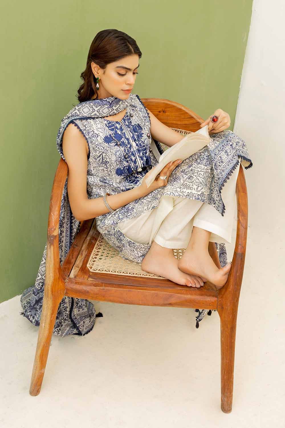 Gul Ahmed 2023 – 3PC Embroidered Cambric Suit with Printed Lawn Dupatta CBE-32008 - Image 4