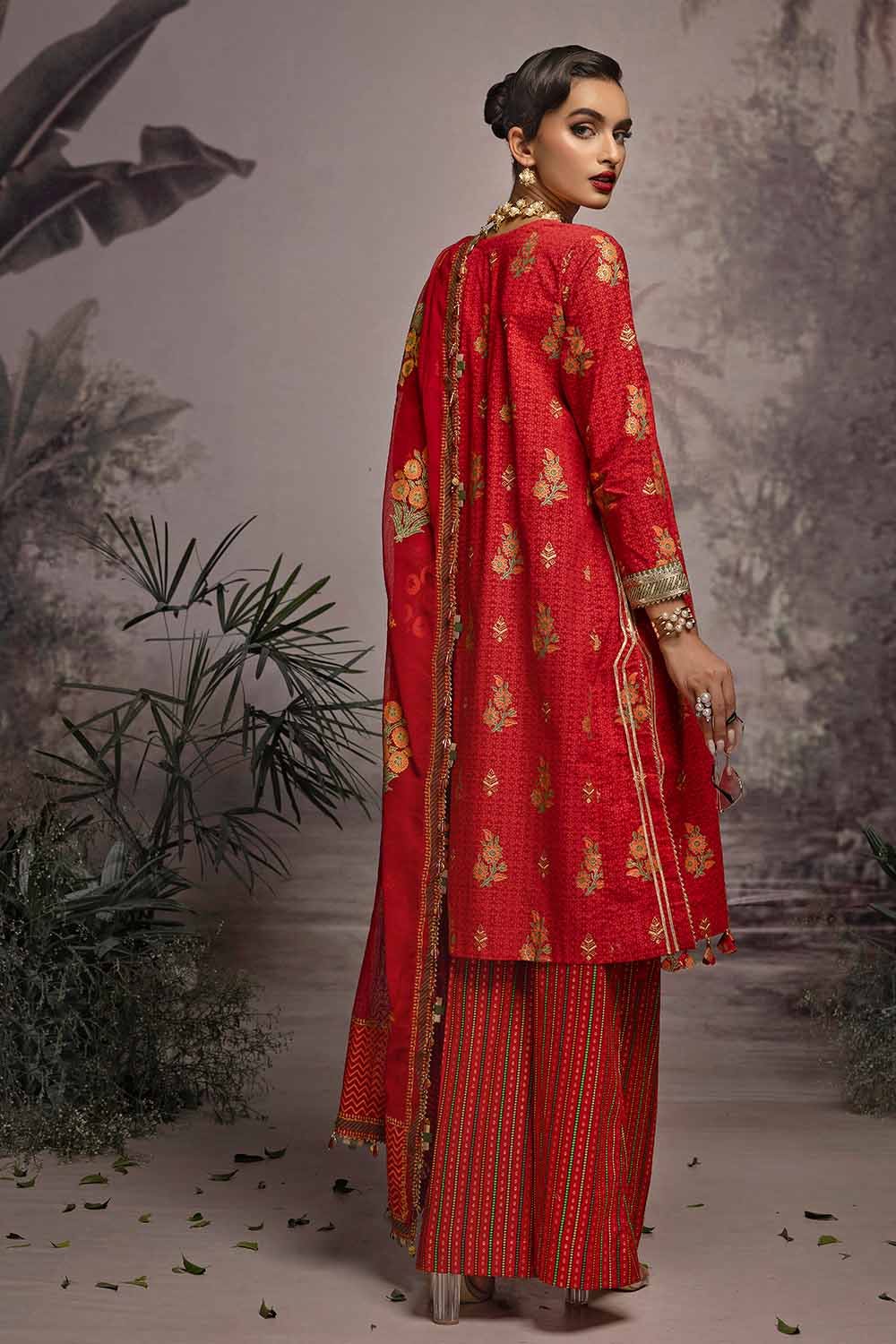 Gul Ahmed Maharani Muse – 3PC Embroidered Gold and Lacquer Printed Lawn Suit with Cotton Net Dupatta CN-32026 - Image 5