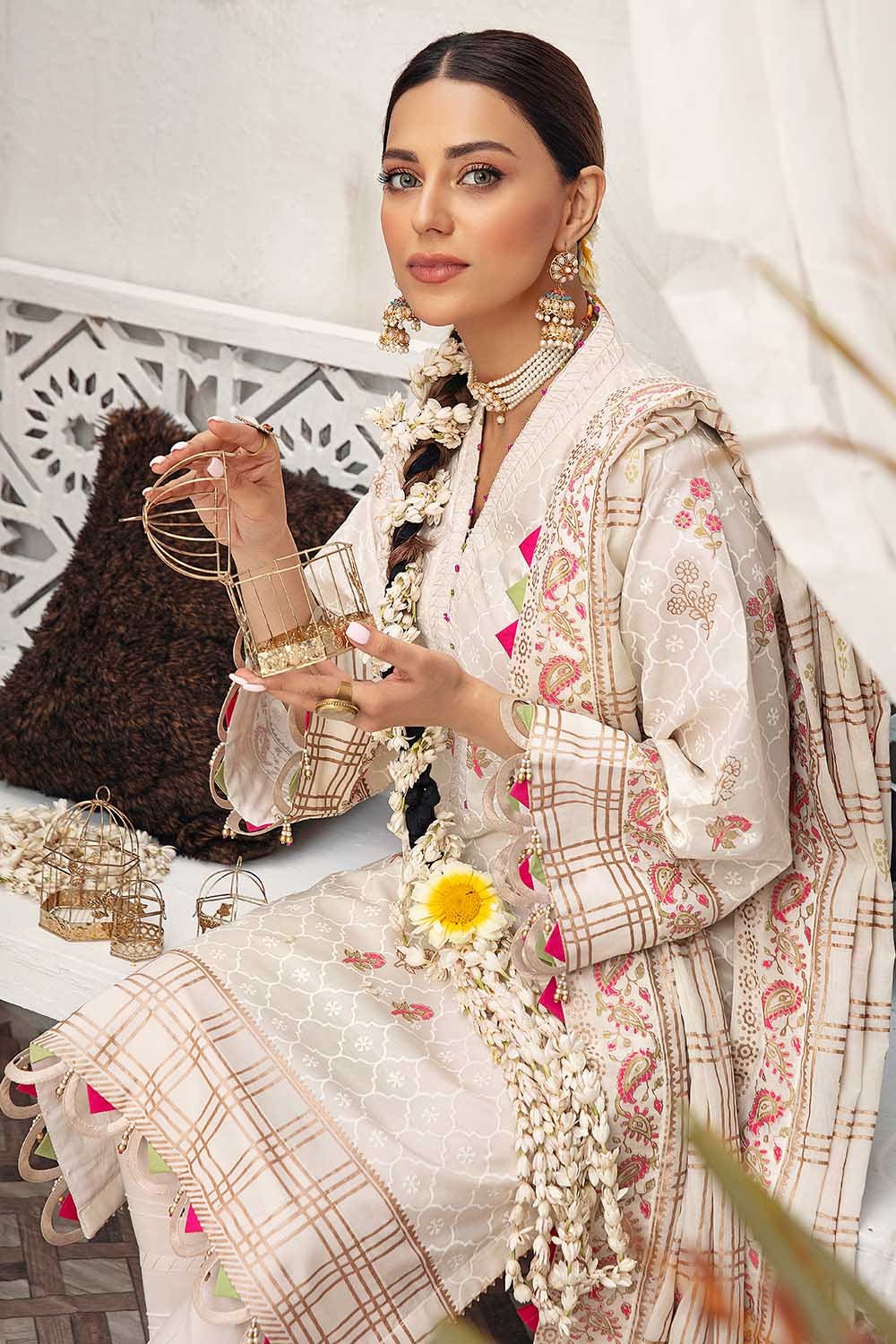 Gul Ahmed Nayaab Collection – 3PC Gold and Lacquer Printed Lawn Suit CL-22127 - Image 4