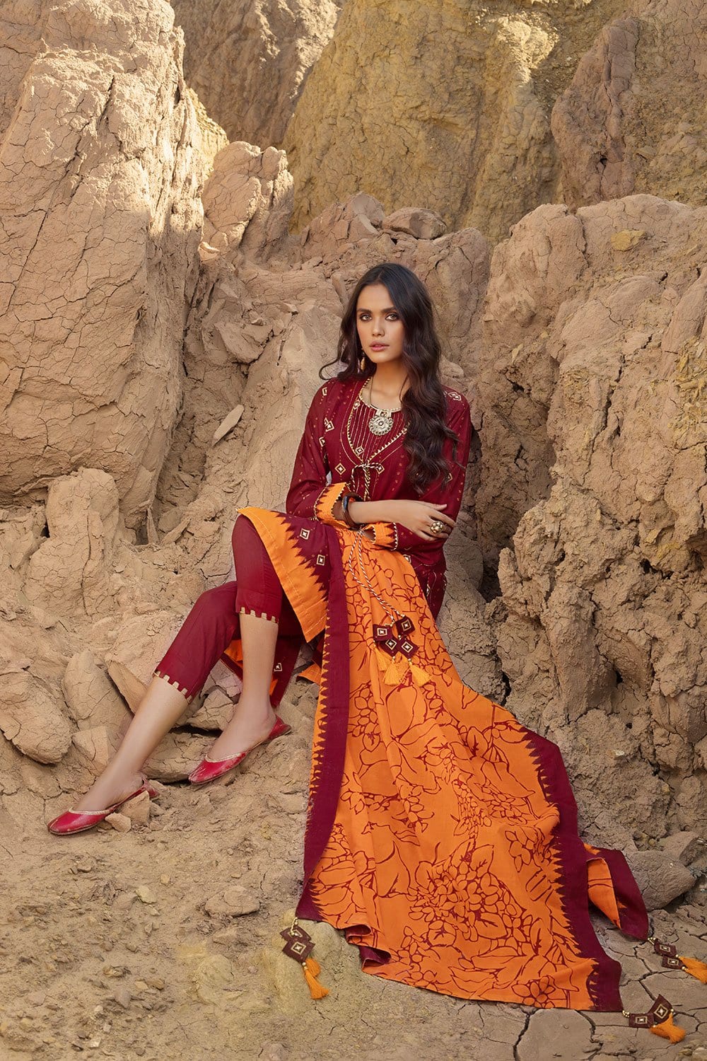 Gul Ahmed Roselene Collection 2021 – 3 PC Gold Printed Lawn Suit CL-1117 - Image 4