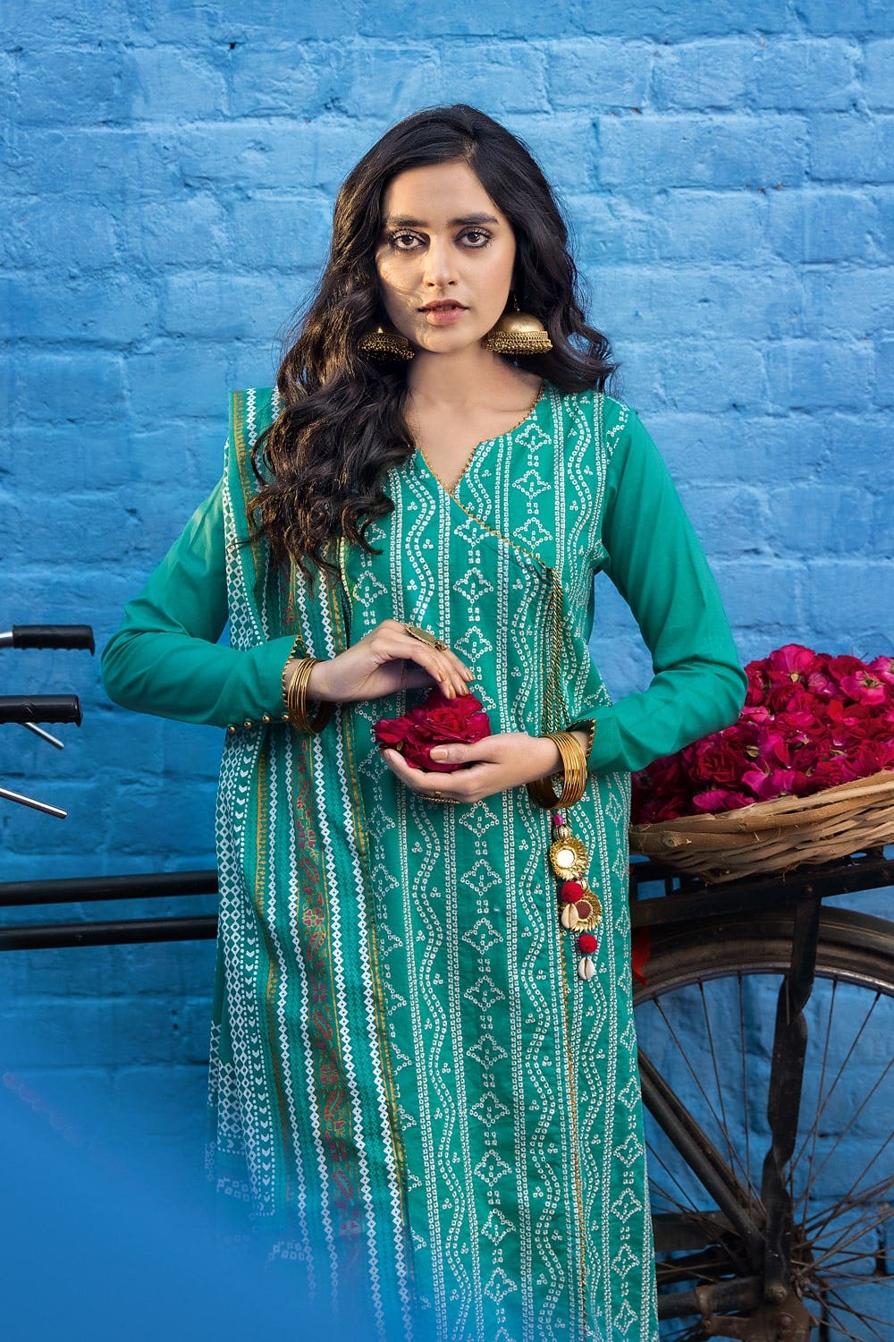 Gul Ahmed Summer 2022 · Chunri Collection – 3PC Chunri Embroidered Lawn Suit CL-22116 - Image 3