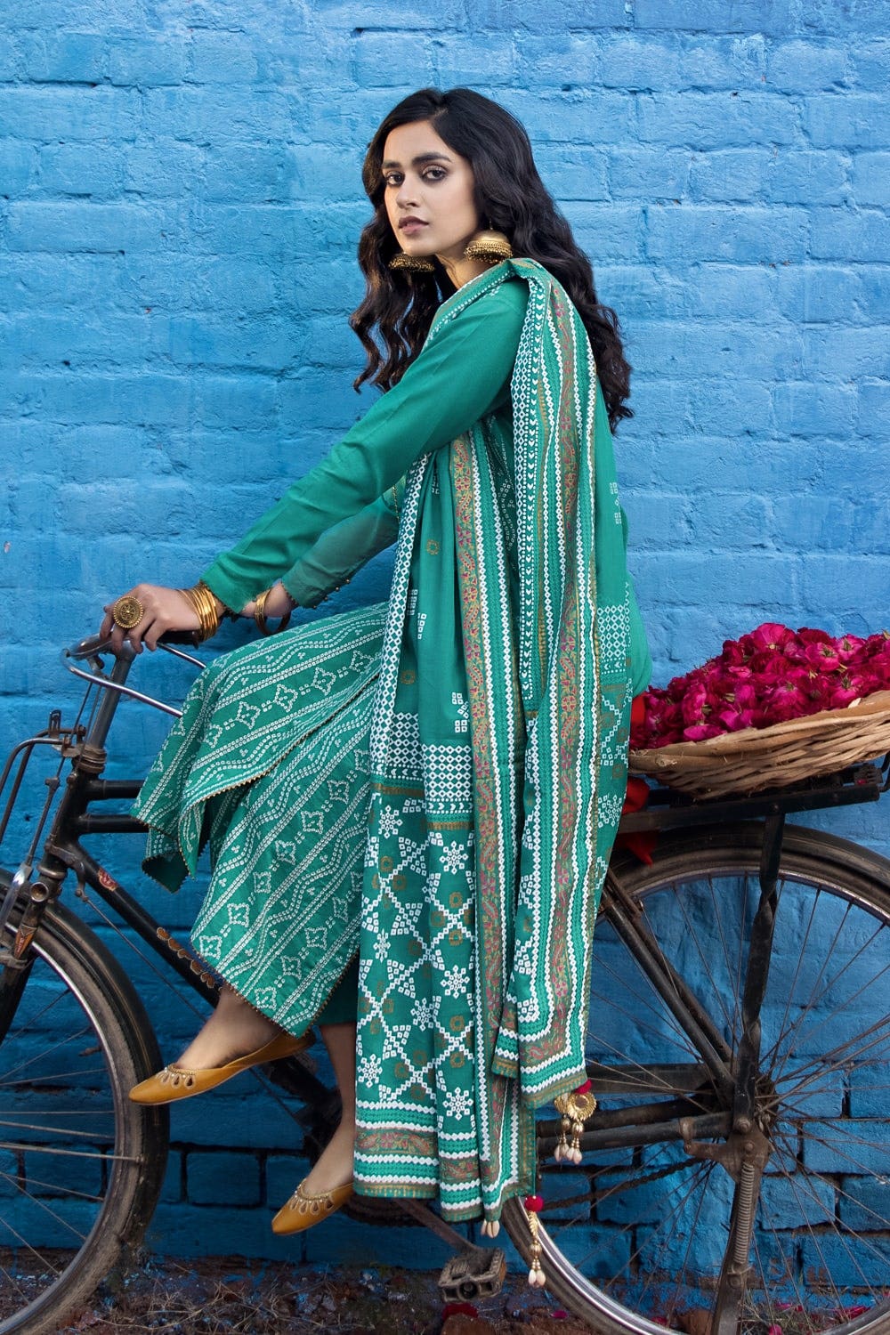 Gul Ahmed Summer 2022 · Chunri Collection – 3PC Chunri Embroidered Lawn Suit CL-22116 - Image 4