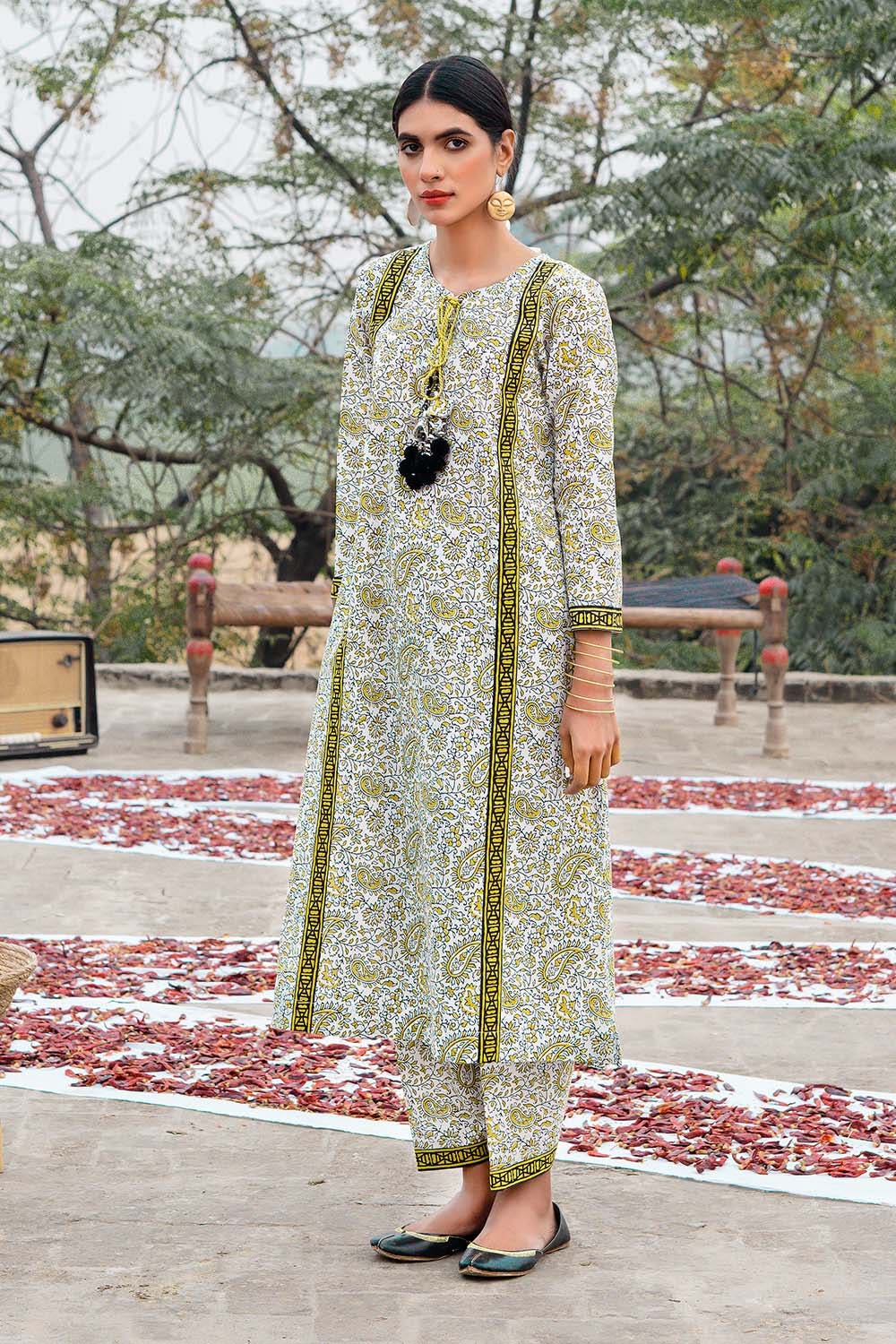 Gul Ahmed Summer 2022 · Essential 1 PC Collection – 1PC Printed Lawn Fabric SL-894 B - Image 3