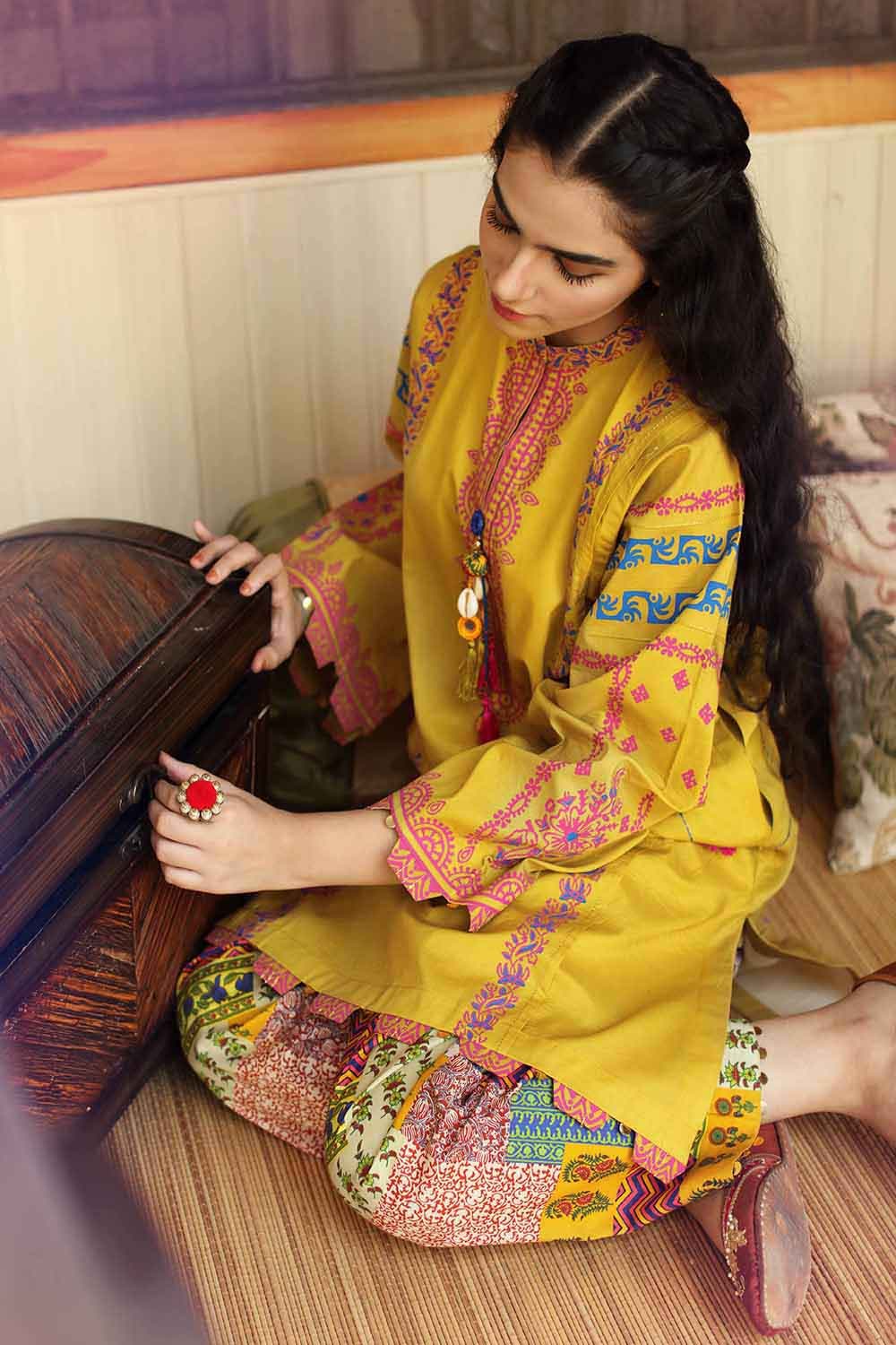 Gul Ahmed Summer 2022 · Essential 2PC Collection – 2PC Printed Lawn Shirt Trousers TL-373 - Image 3