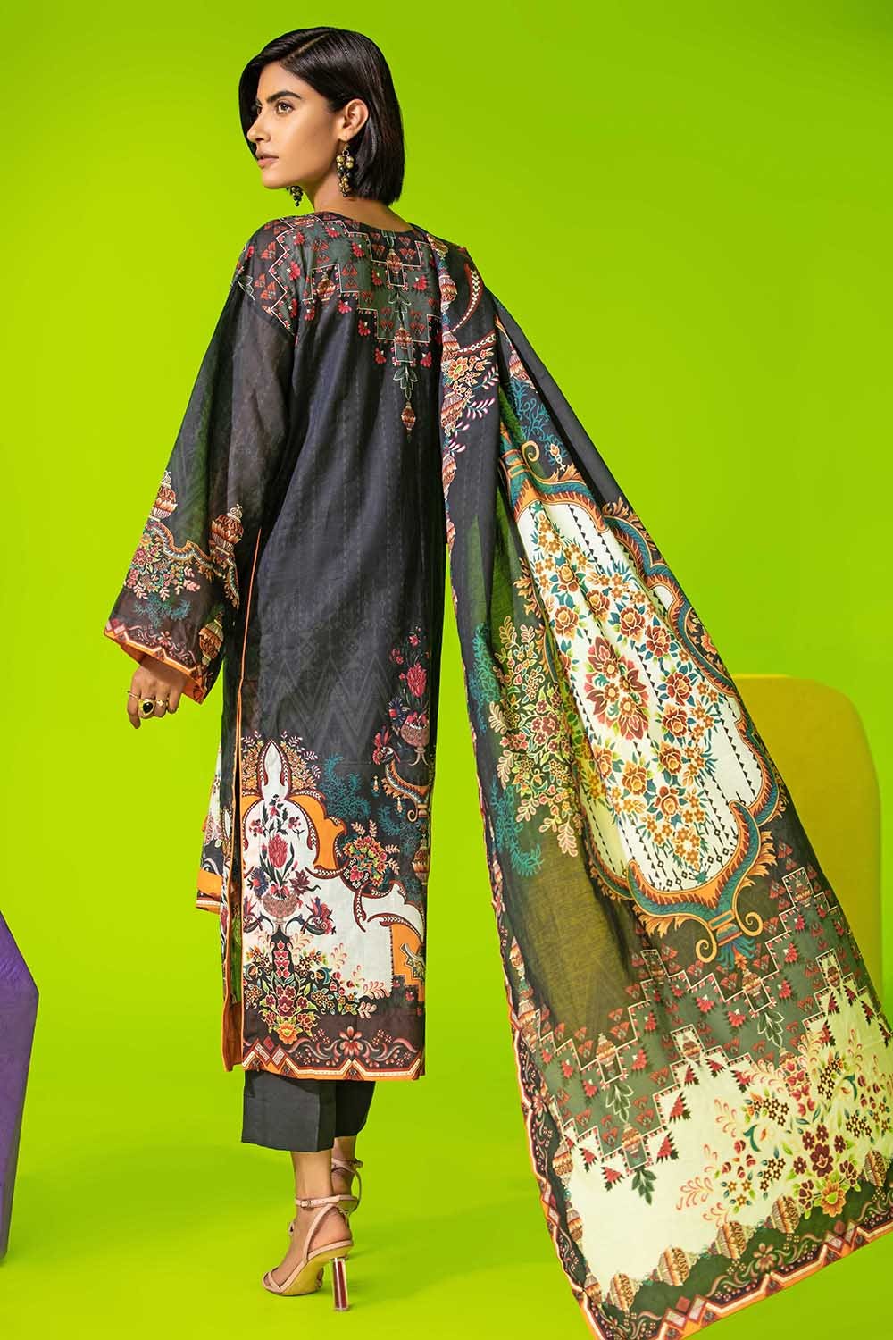 Gul Ahmed Summer 2022 · Essential 3PC Collection – 3PC Digital Printed Lawn Suit CL-12512 B - Image 3