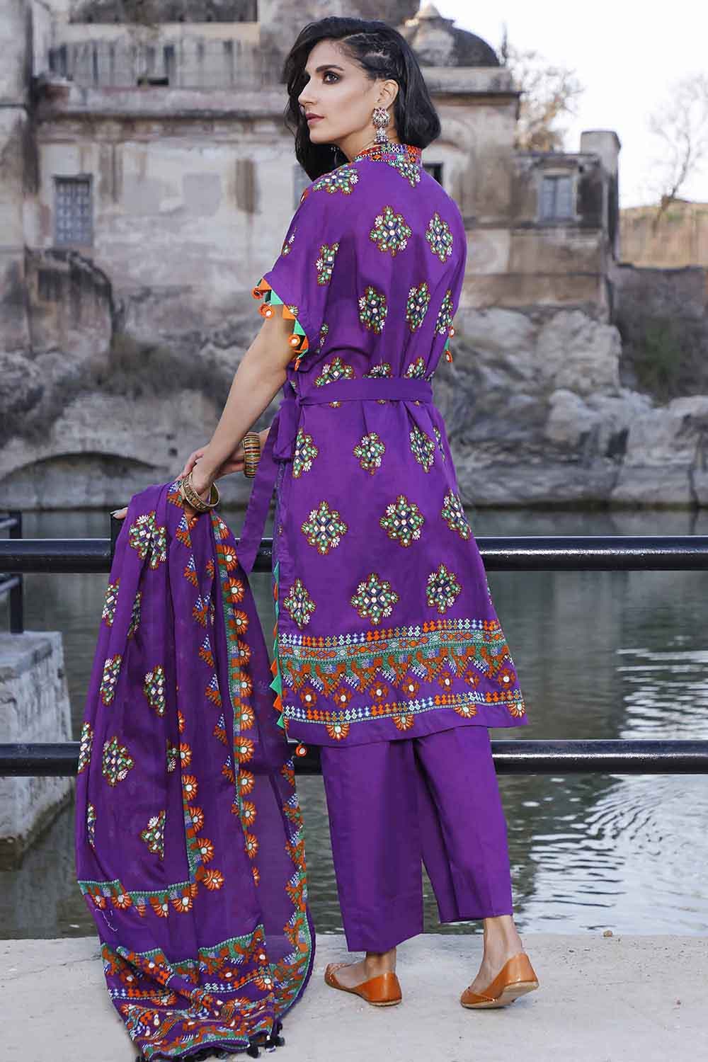 Gul Ahmed Summer 2022 · Essential 3PC Collection – 3PC Silver Printed and Embroidered Lawn Suit CL-1310 - Image 2