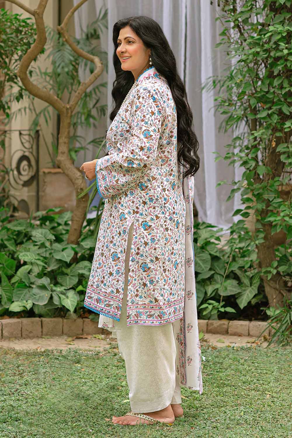 Gul Ahmed Summer 2023 - Tribute Collection – 3PC Lawn Lacquer Printed Suit CL-32265 B - Image 4