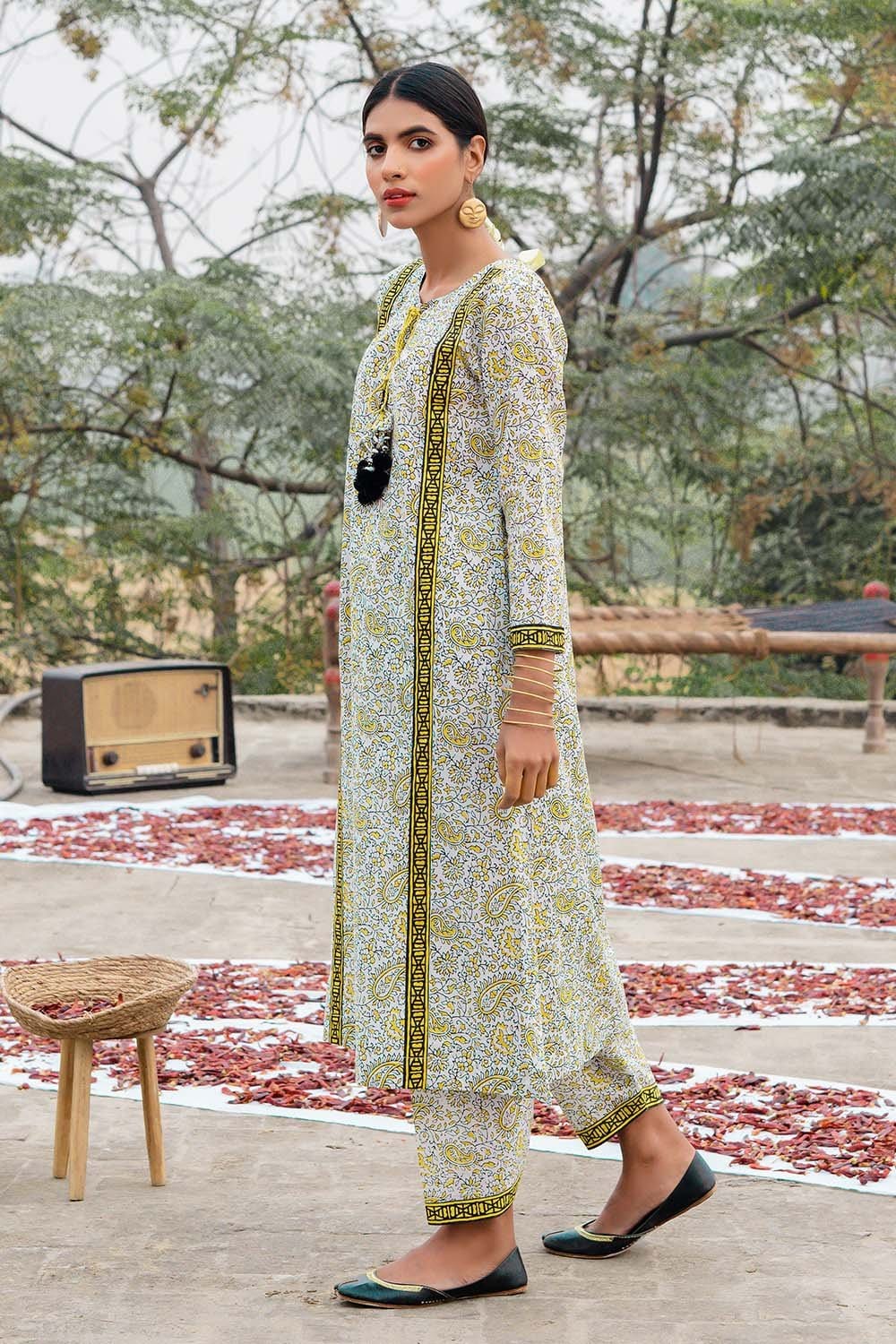 Gul Ahmed Summer Basic Lawn 2021 · 1PC Unstitched Printed Lawn Fabric SL-894 B - Image 3
