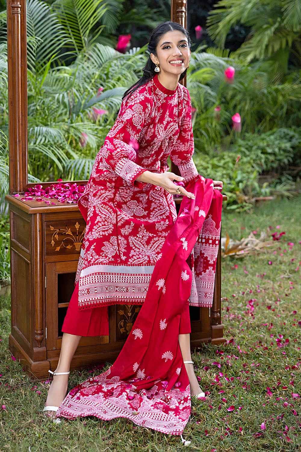Gul Ahmed Summer Red Collection โ 3PC Lawn Unstitched Printed Suit CL-32226 - Image 4