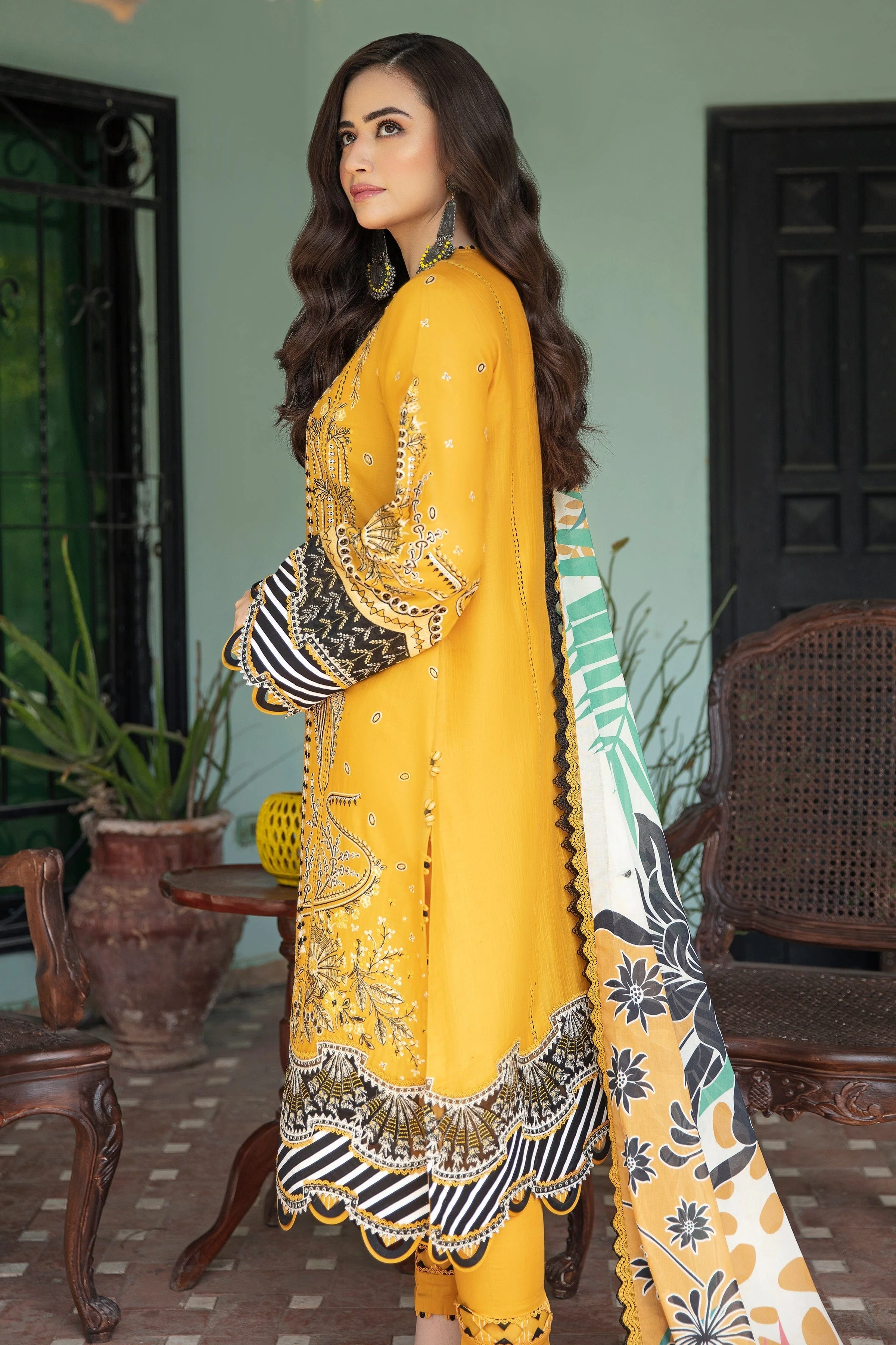 Jazmin Shahkaar Luxury Lawn Collection 2022 – Zard - Image 3