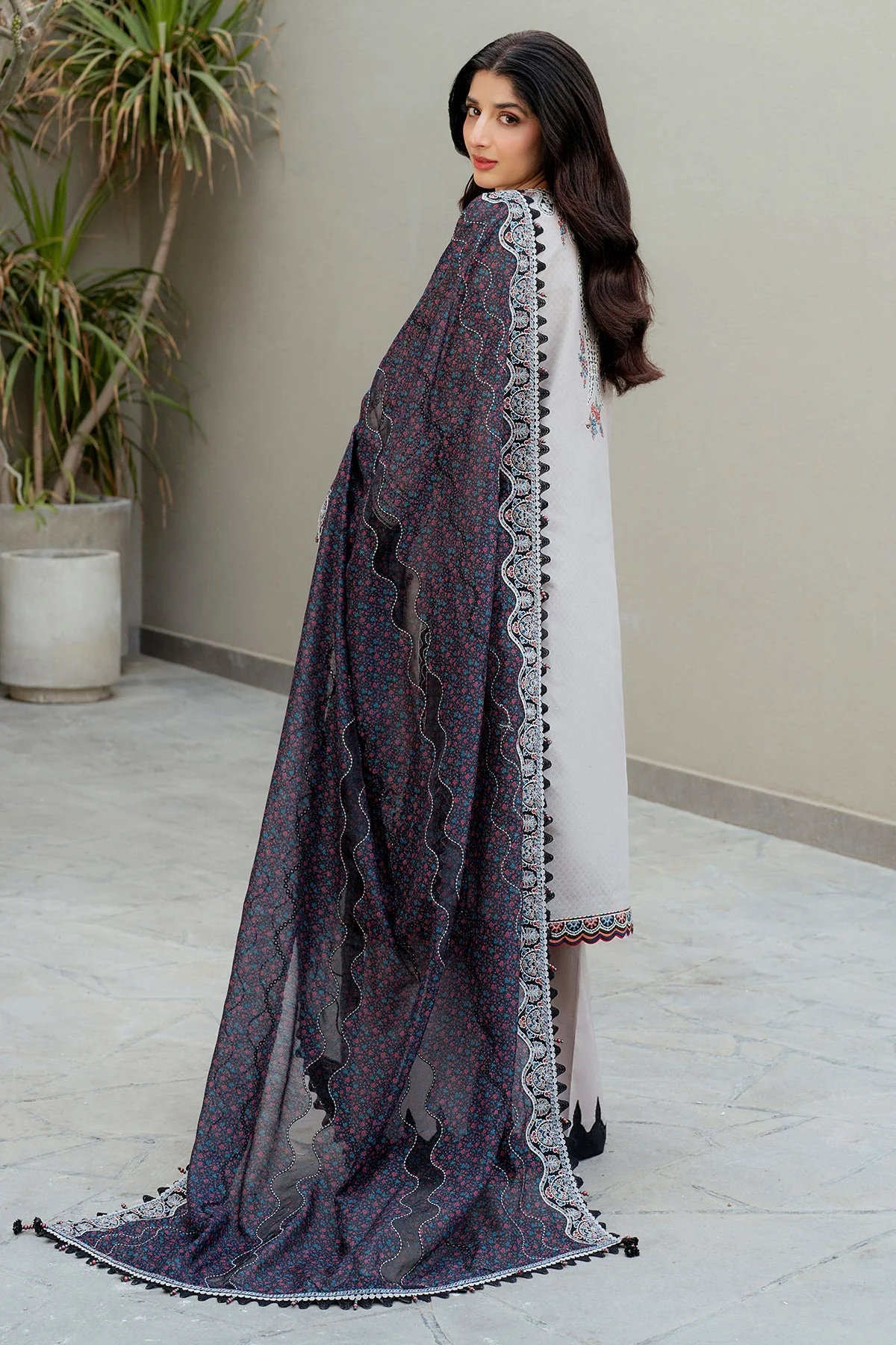 Jazmin Shahkaar Luxury Lawn – SL25-D7 - Image 10