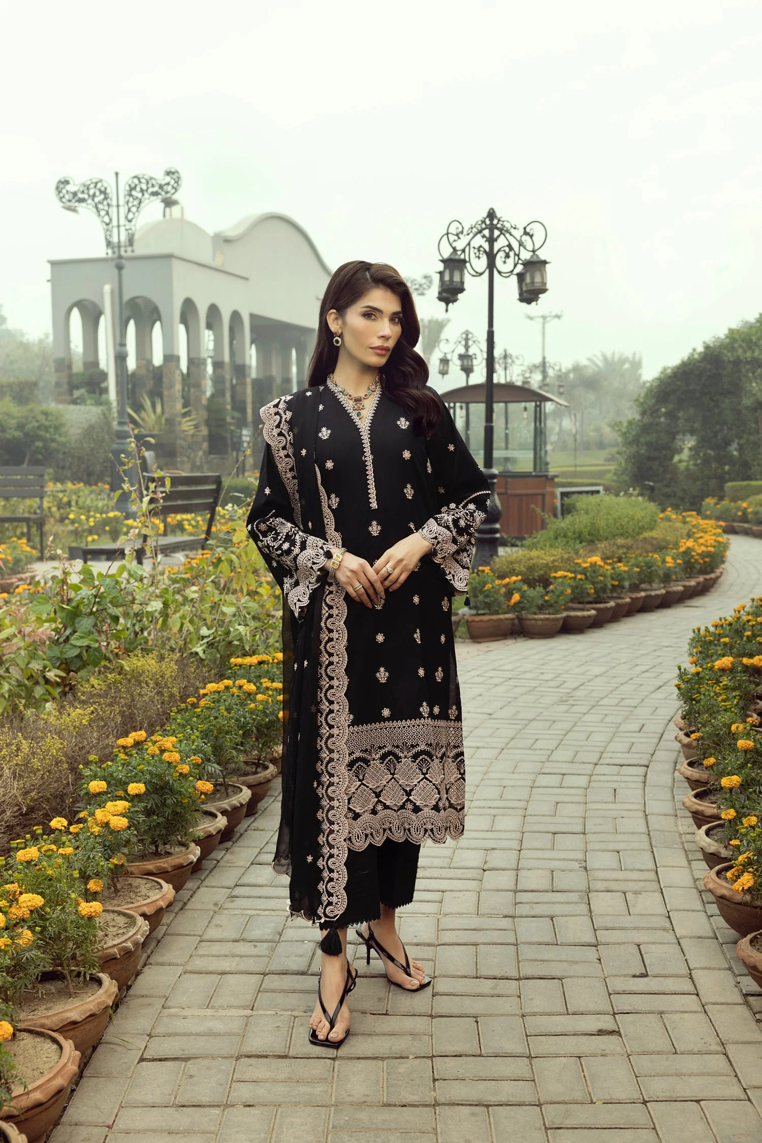 Lakhany Embroidered Lawn – LG-IZ-0305 - Image 4