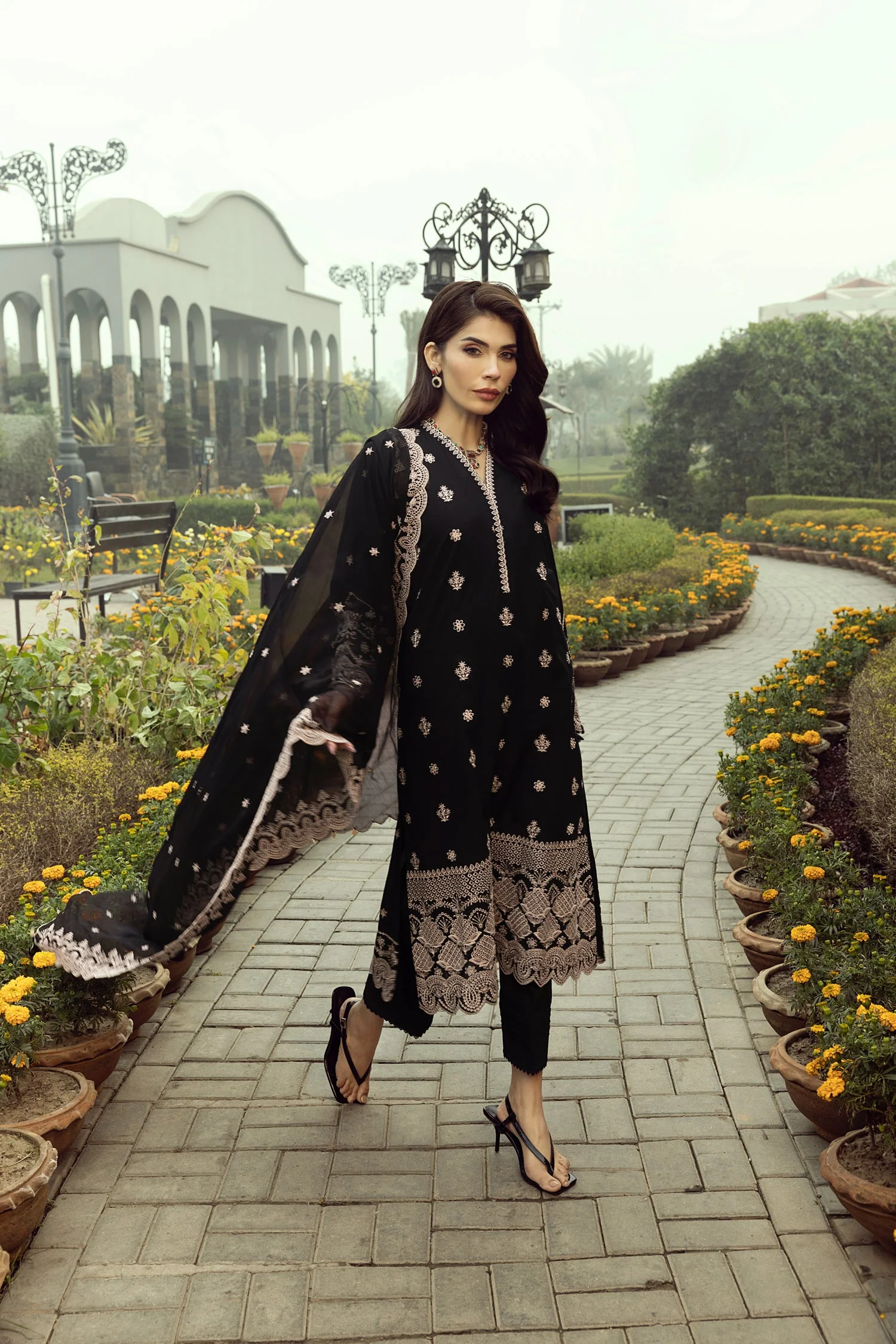Lakhany Embroidered Lawn – LG-IZ-0305 - Image 5