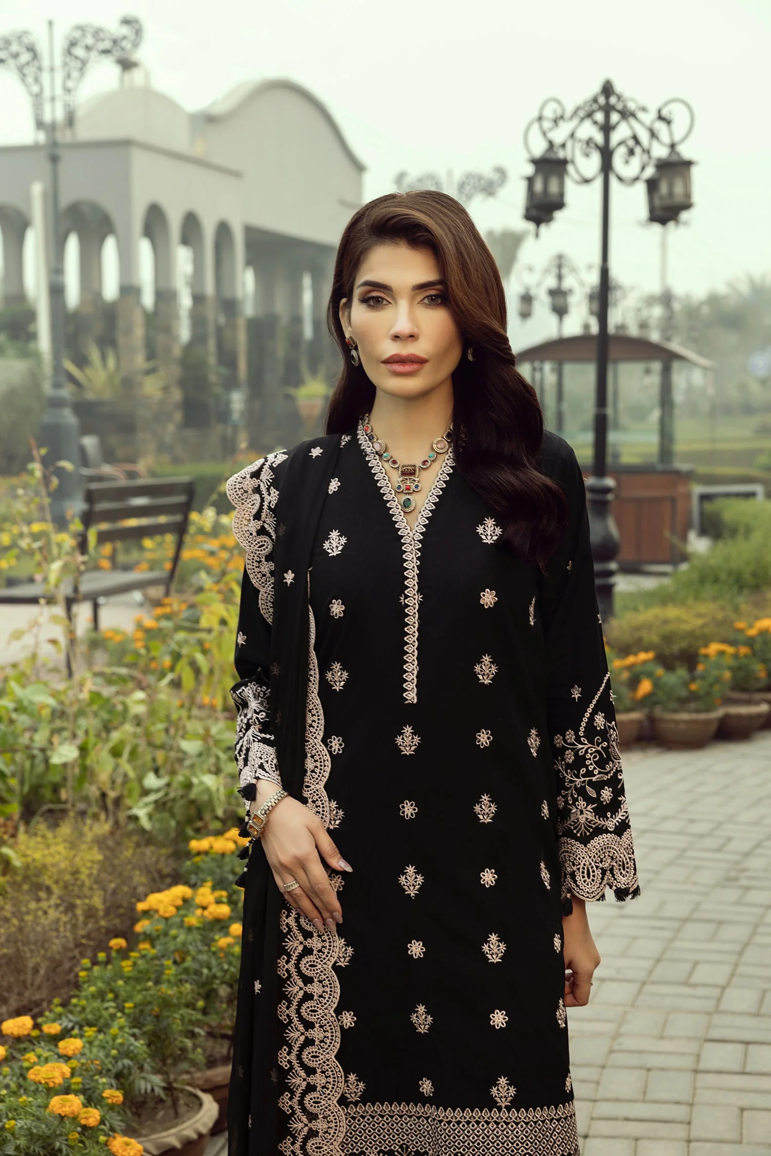 Lakhany Embroidered Lawn – LG-IZ-0305 - Image 6