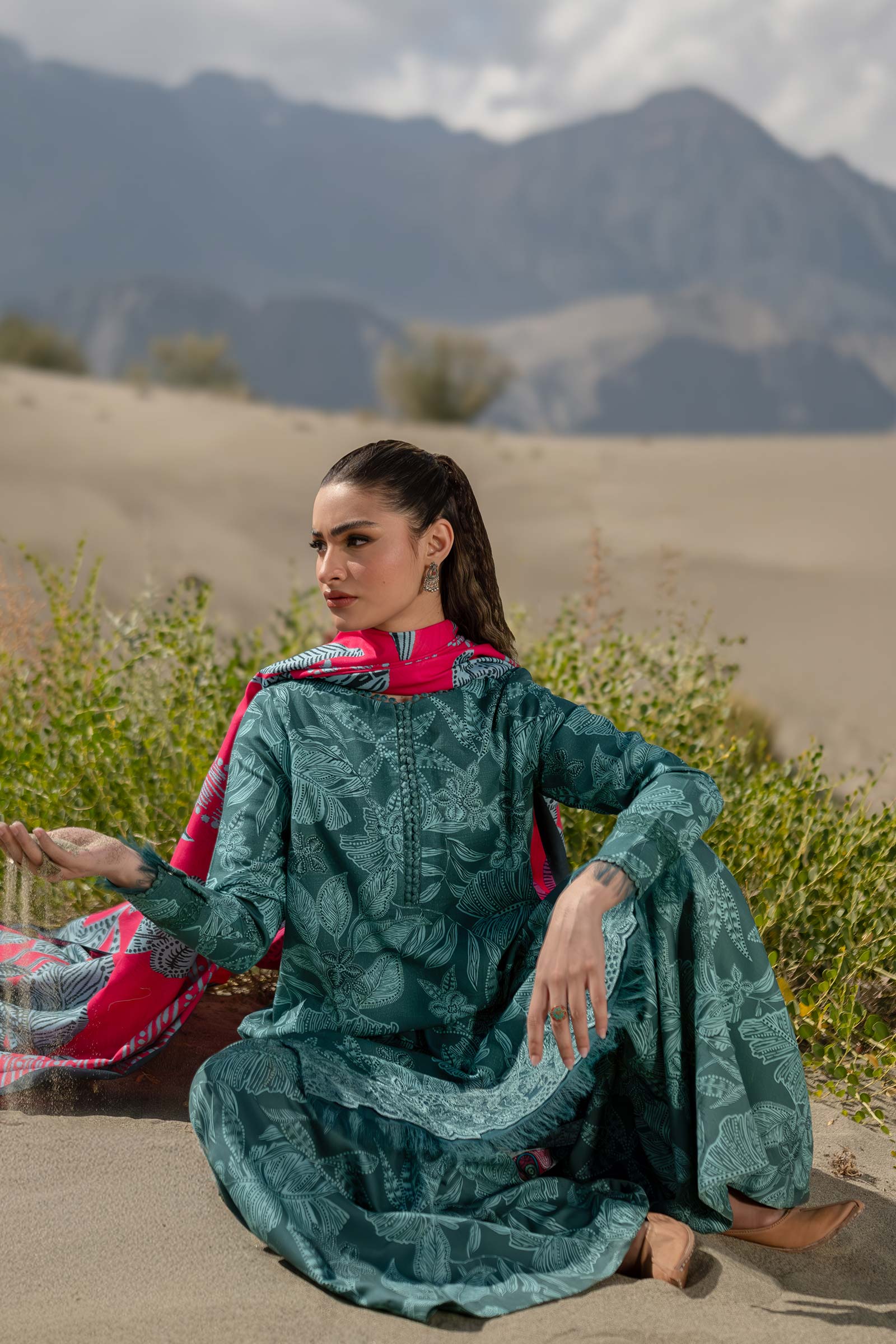 MARIA.B MBasics Winter Edition – Printed Khaddar Suit | 509-A - Image 3