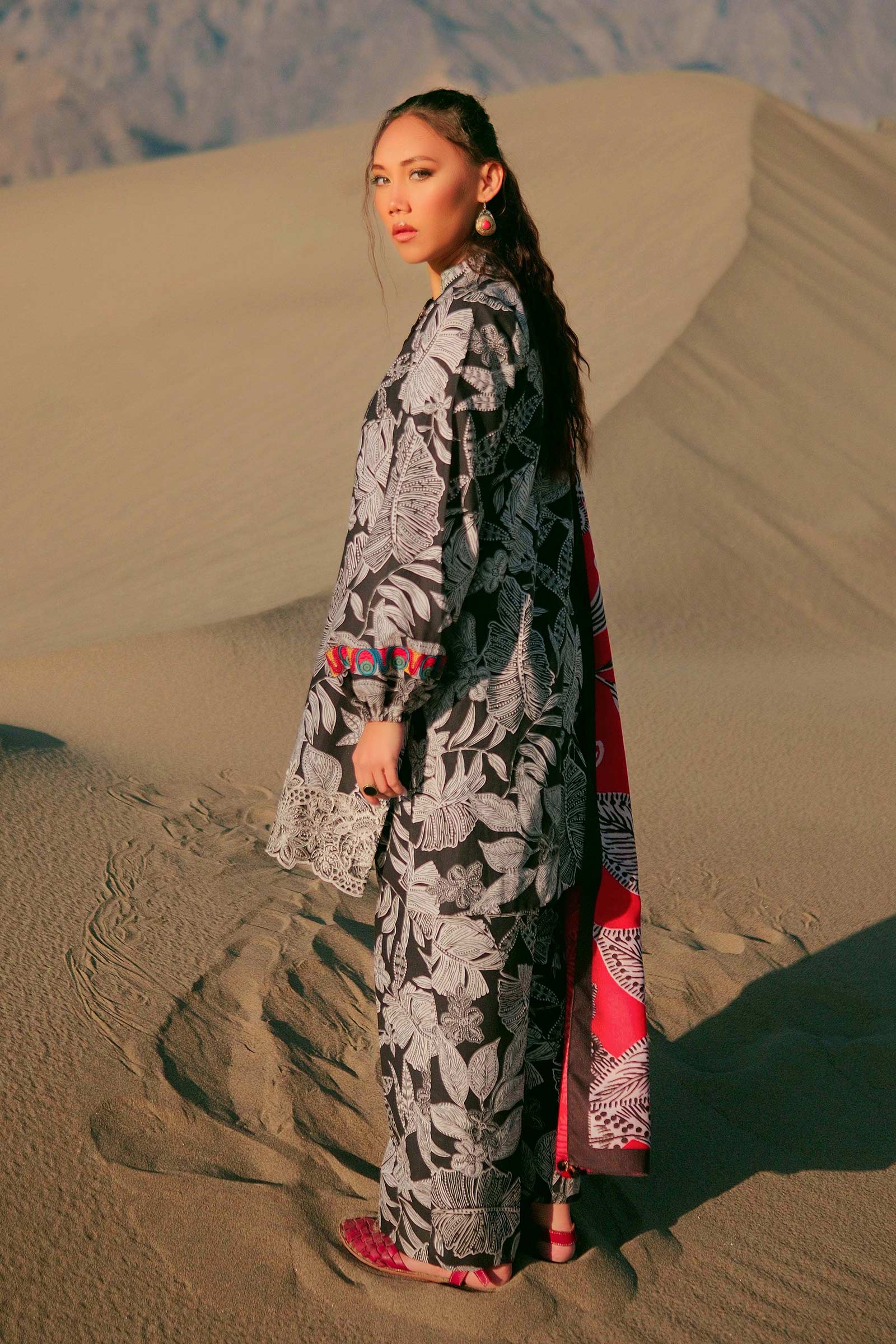 MARIA.B MBasics Winter Edition – Printed Khaddar Suit | 509-B - Image 5