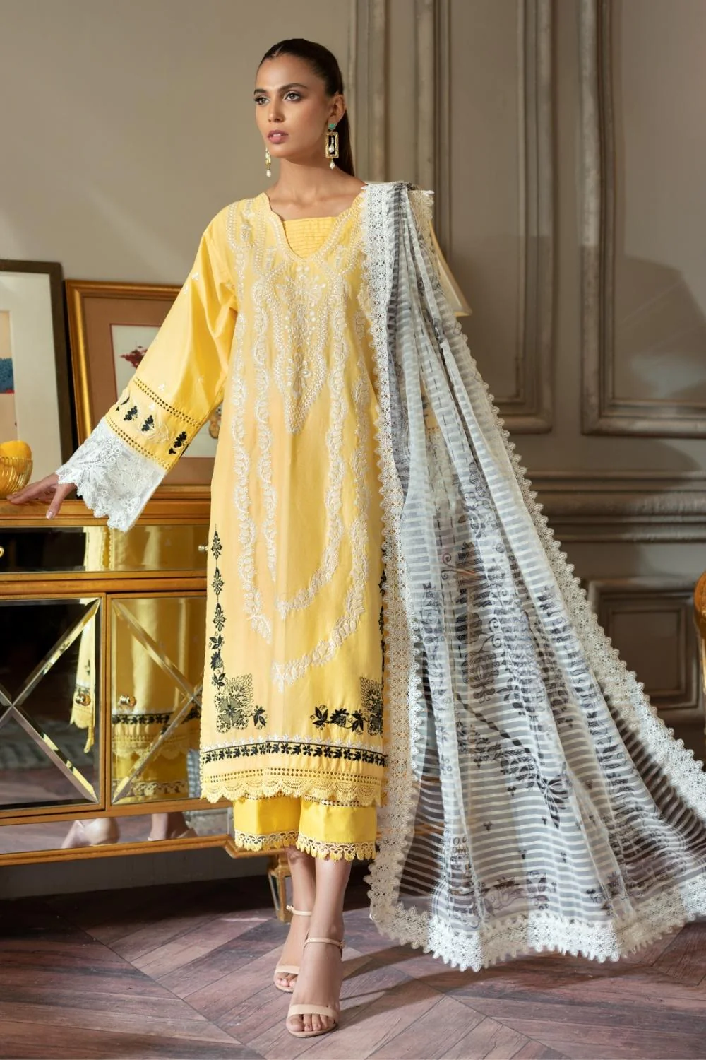 Nisa Hussain x Ittehad Luxury Lawn Collection 2022 – LF-NH1-004 - Image 2