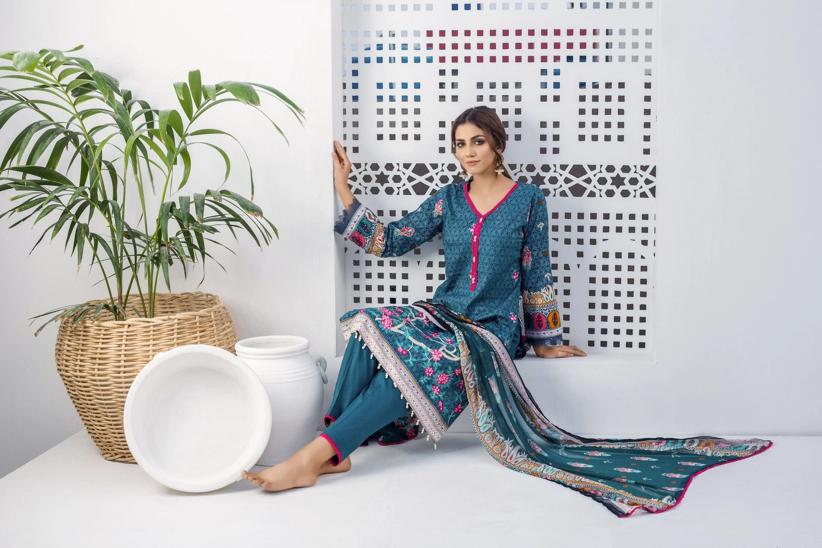 Rangreza Embroidered Lawn Collection – RE22-5 - Image 4