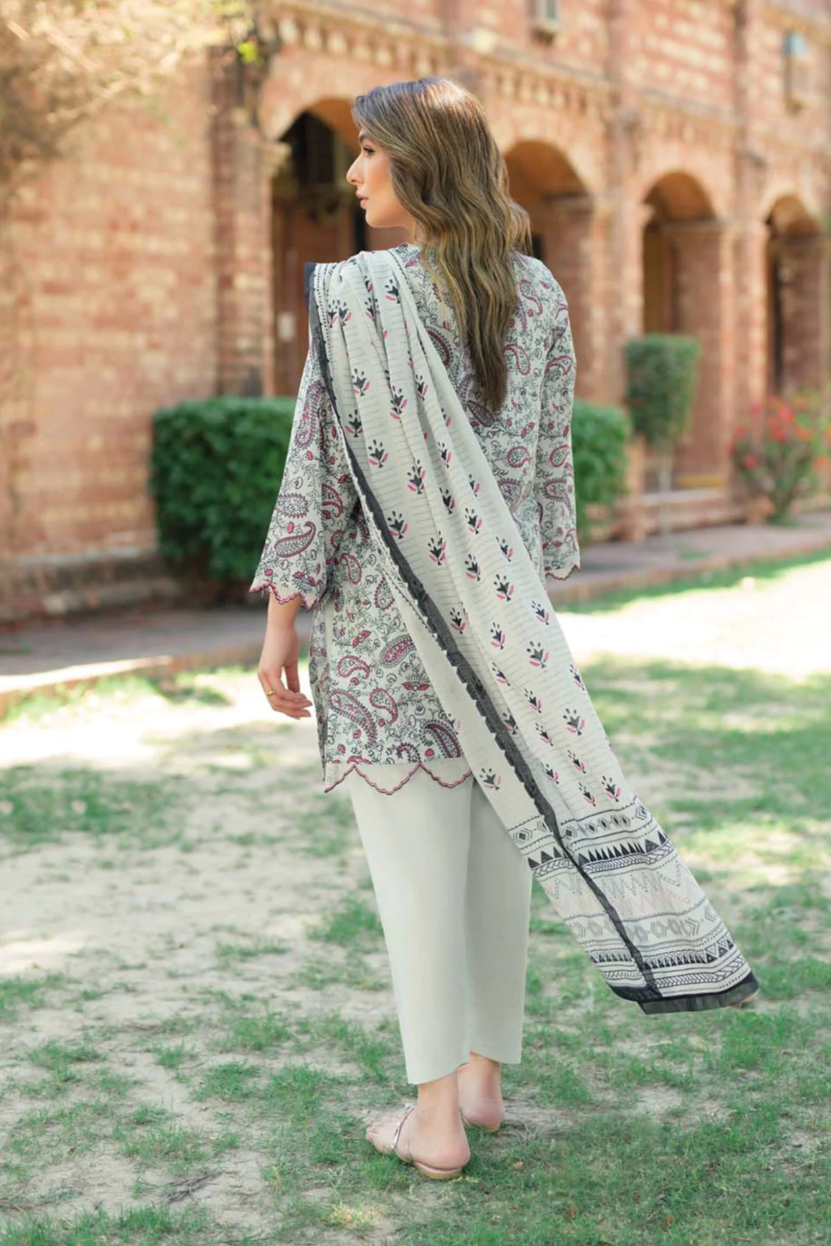 Sahar Spring/Summer 2024 – Printed Lawn 3 Piece - S24-PL-V2-03 - Image 2