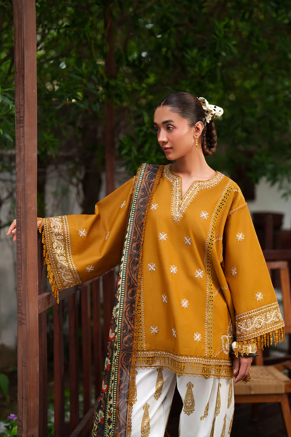 Saira Rizwan Laanem Luxury Lawn – ZOYA-B-SRL26-04 - Image 2