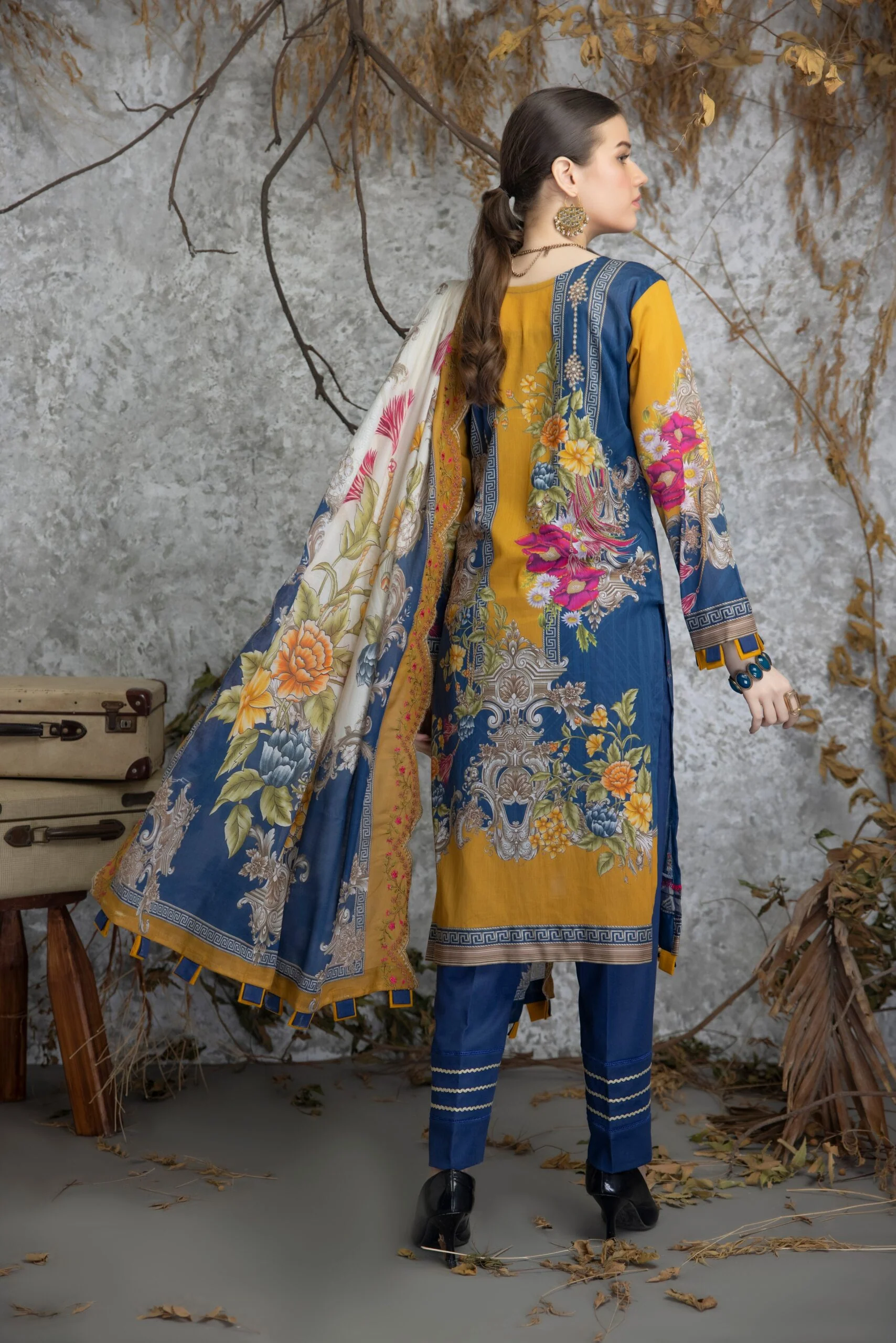 Salina Printed Lawn Collection with Cutwork Dupatta – SCWV2-4 - Image 3