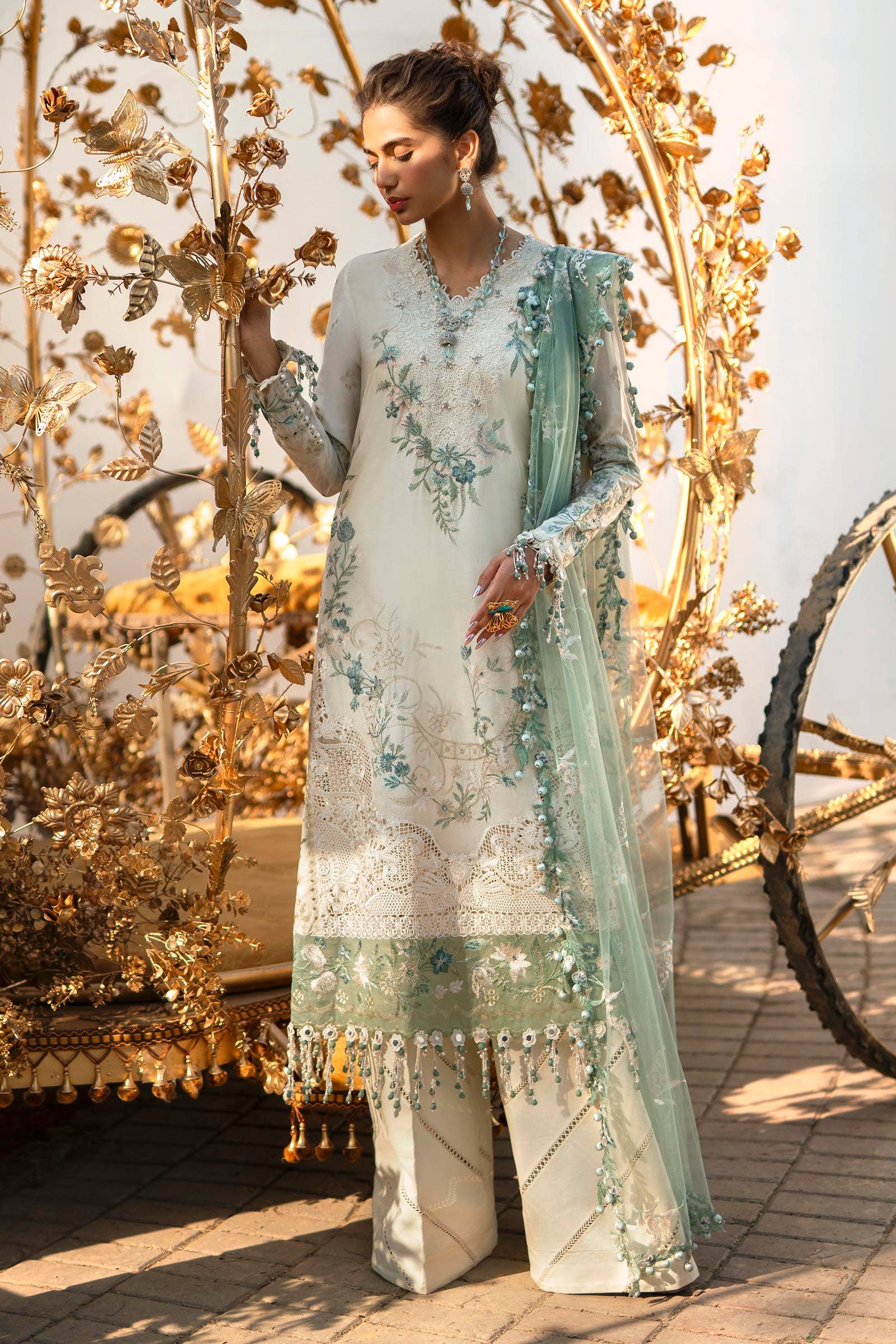 Sana Safinaz Luxury Lawn Collection 2024 – L241-003A-3CT - Image 4