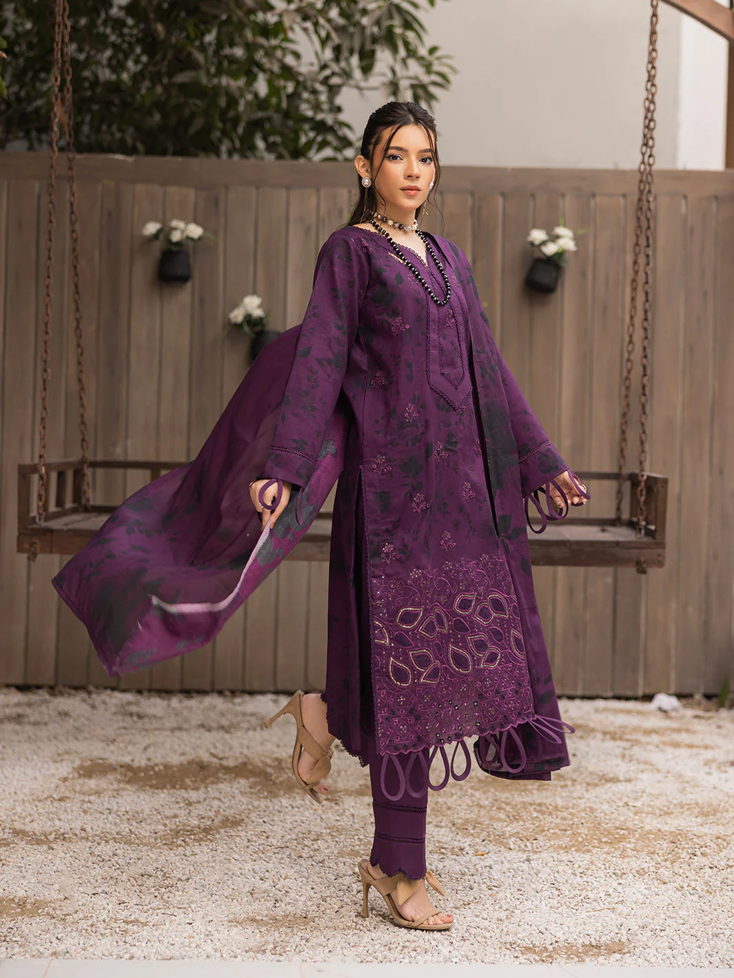 Sanam Saeed Vogue Lawn – D-01 - Image 5