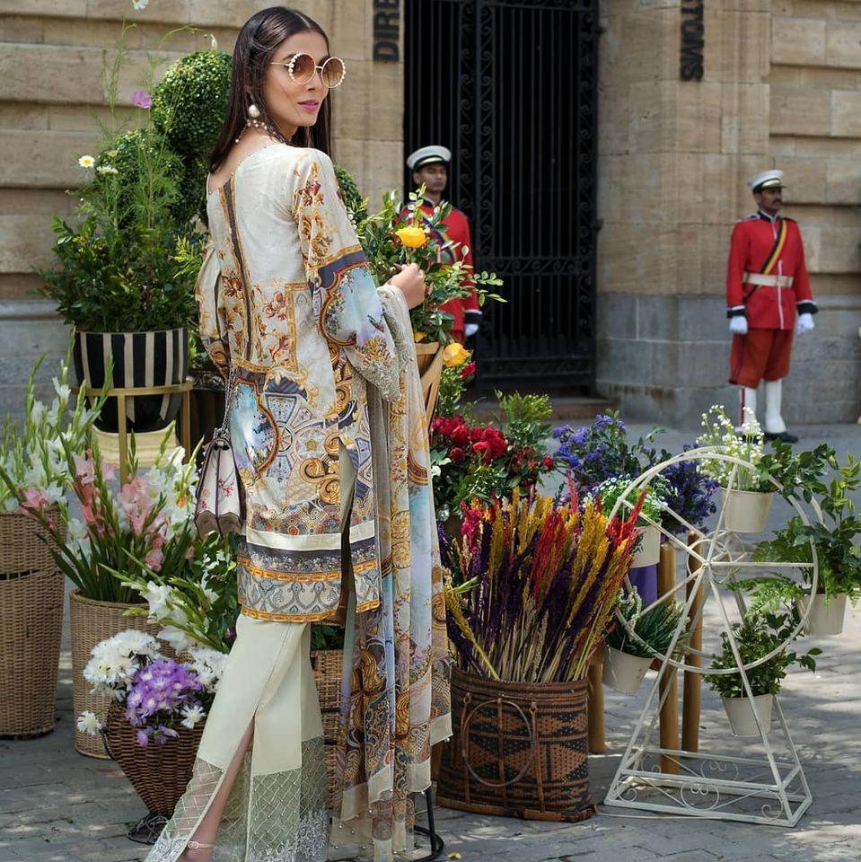 Threads & Motifs Luxury Lawn Collection – Design - 5525 - Image 3