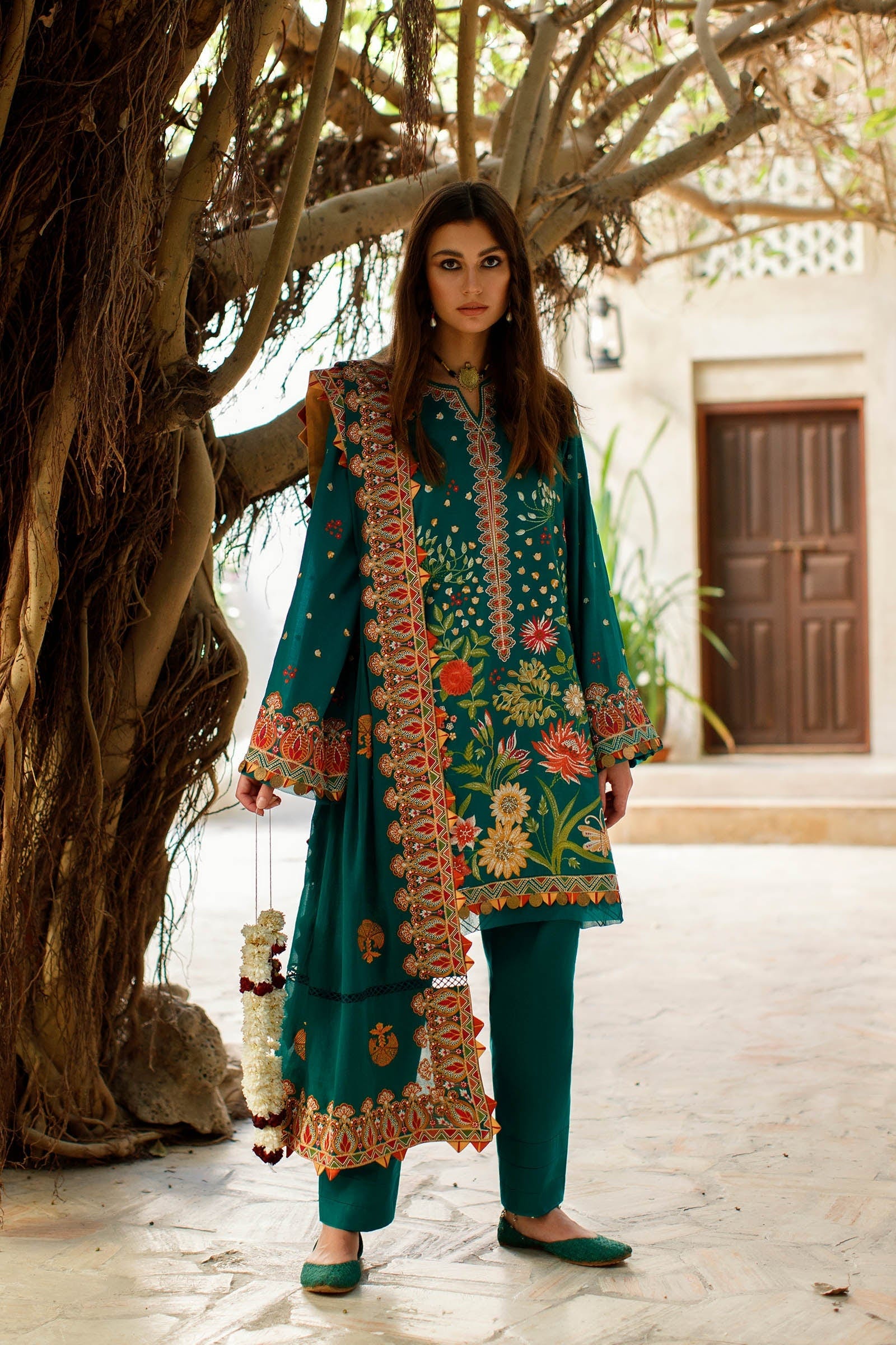 Zaha by Khadijah Shah Lawn Collection 2022 – TAVOUS (ZL22-09 B) - Image 4